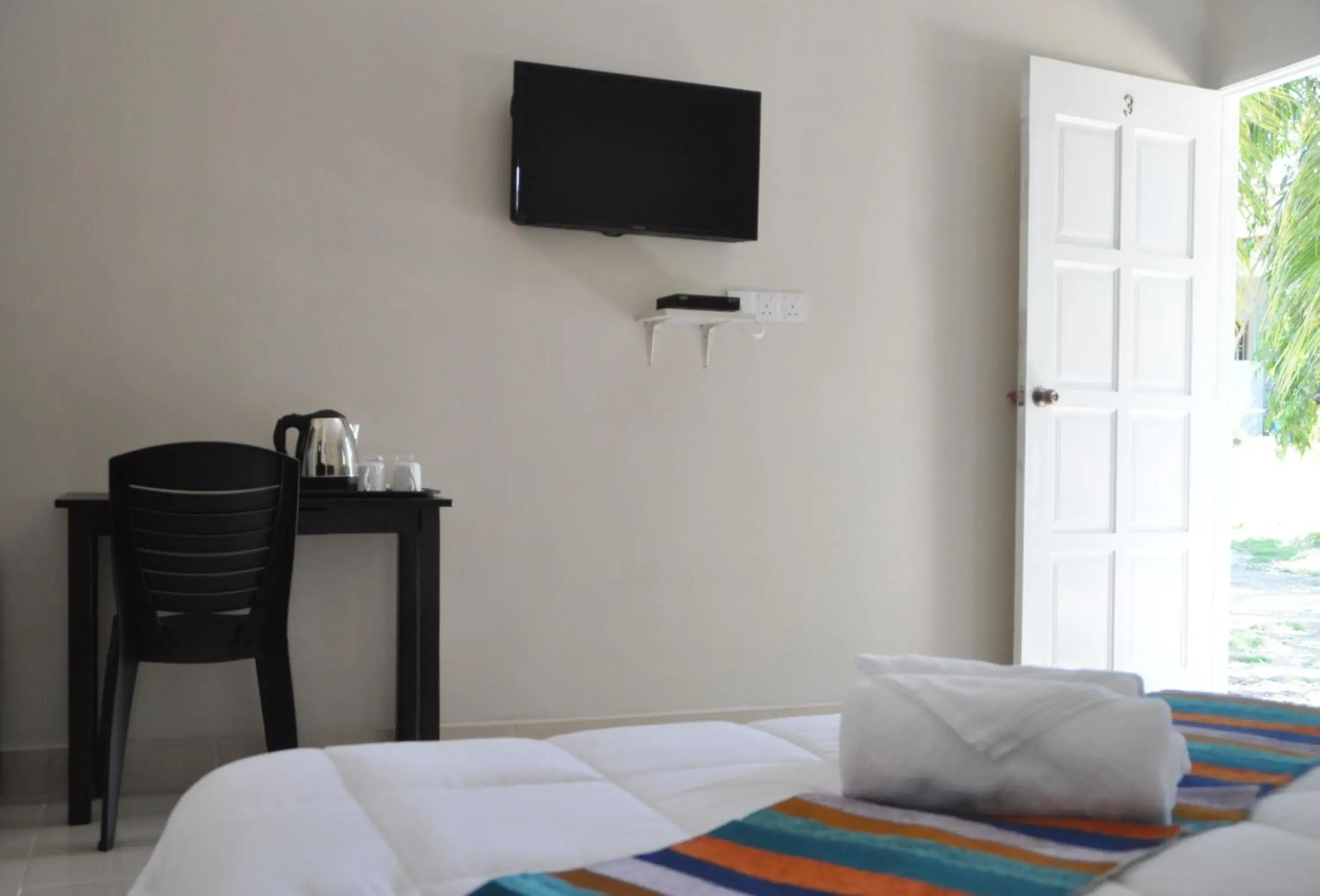 TV and multimedia, Bed in Sunset Bay Cottage TV and multimedia, Bed in Sunset Bay Cottage