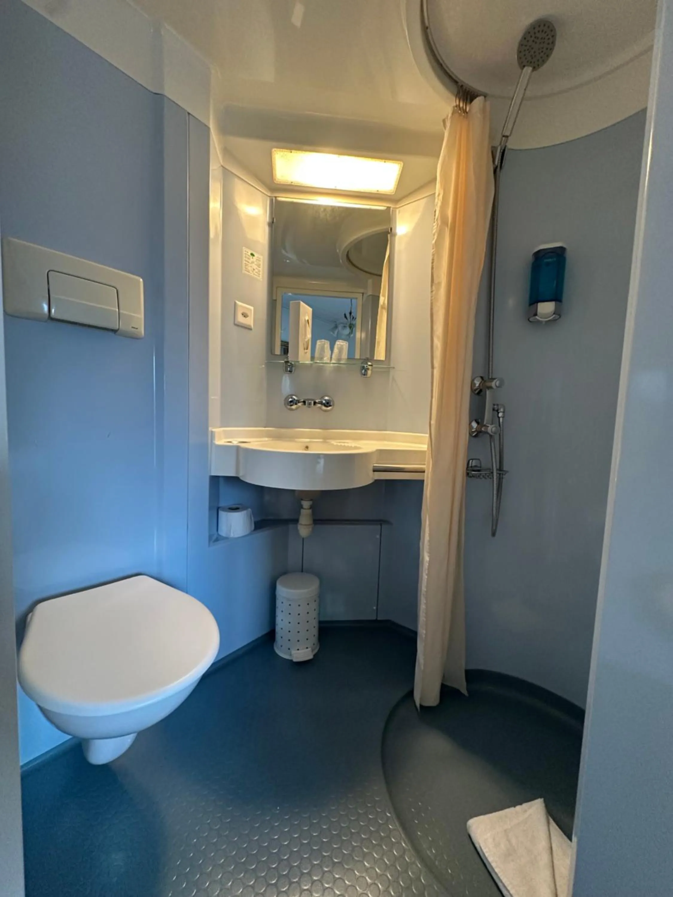 Shower in Hotel des Tourelles