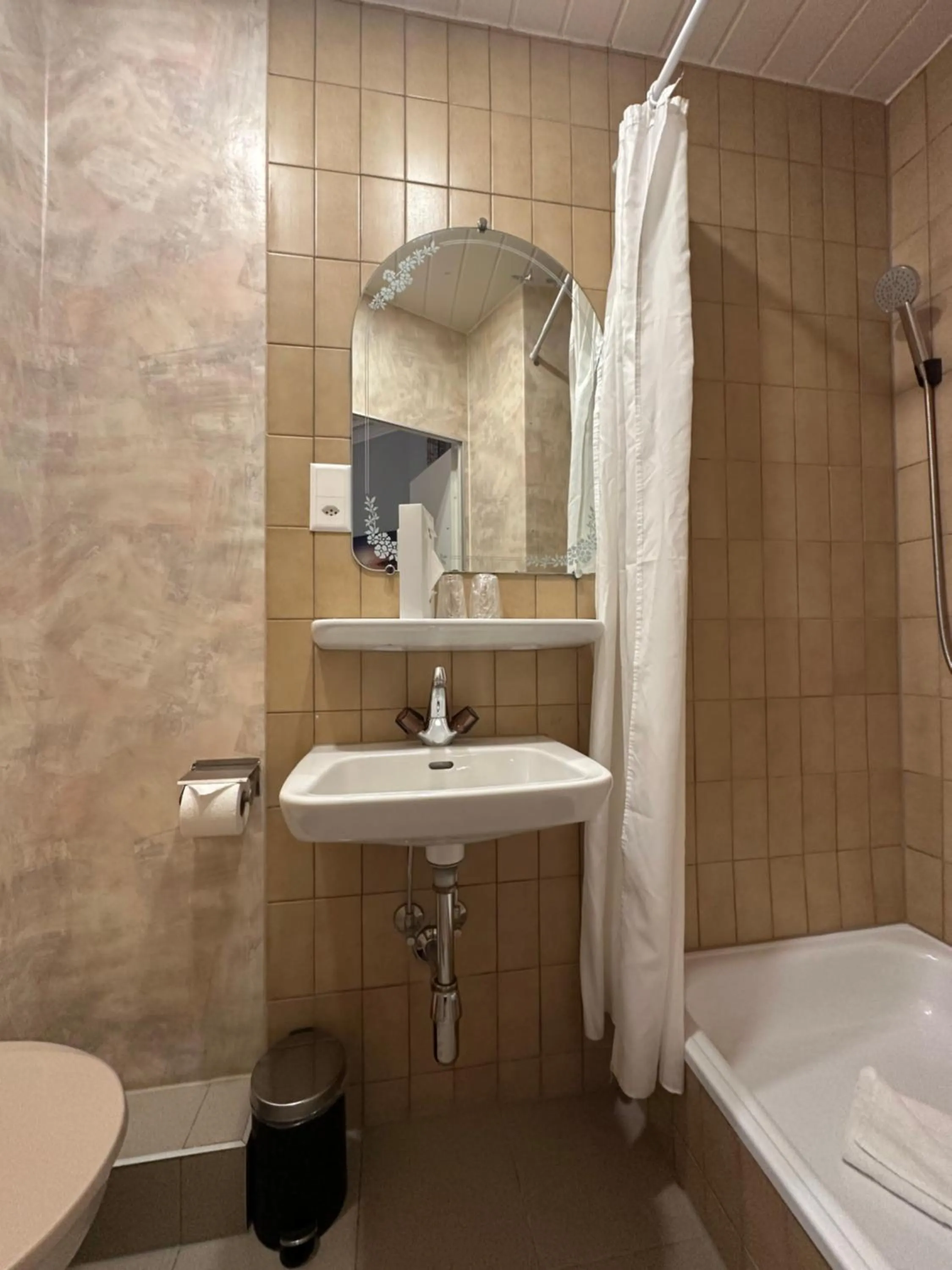 Shower in Hotel des Tourelles