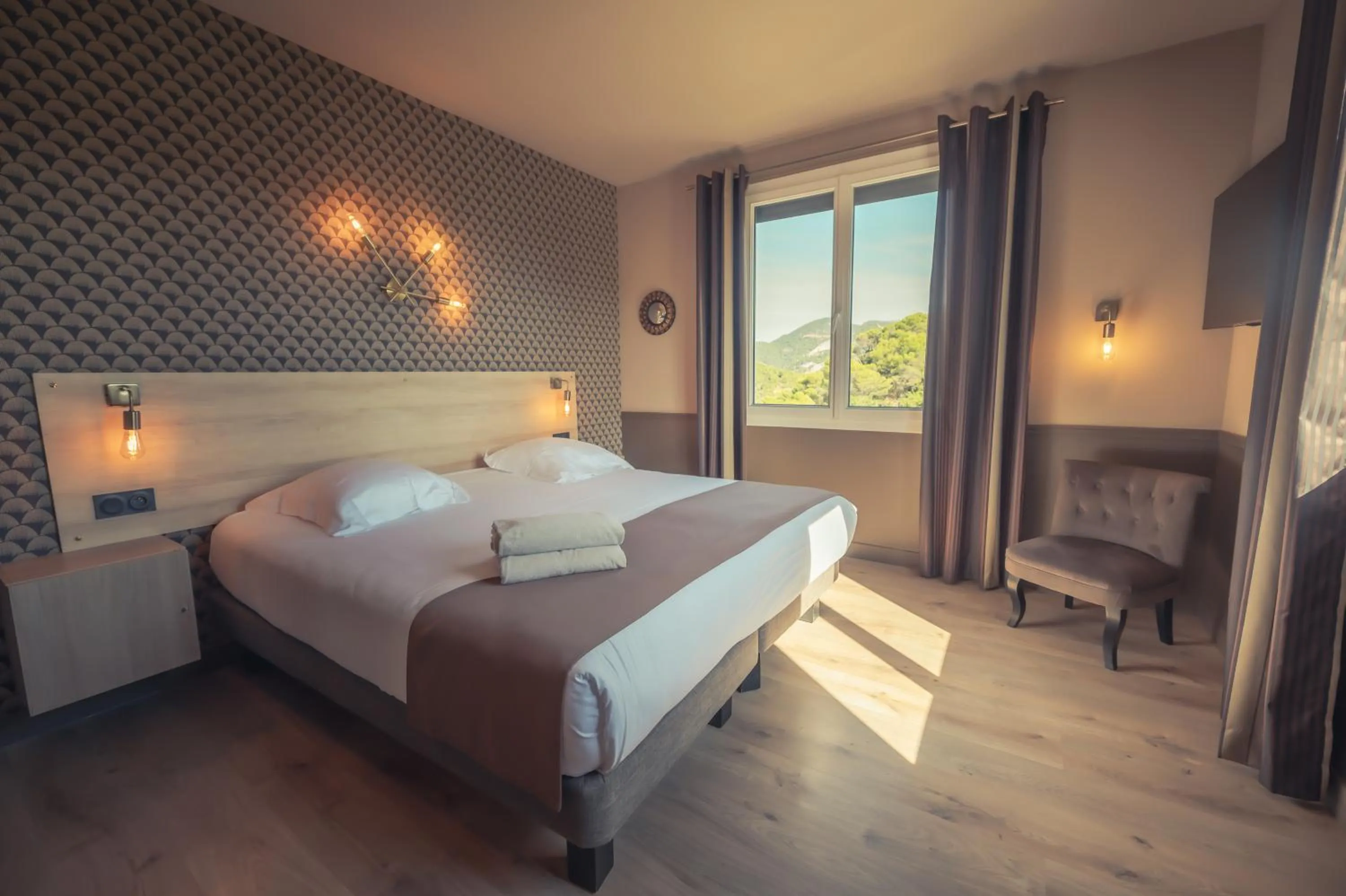 Mountain view, Bed in Logis Hôtel Restaurant Le Plantevin