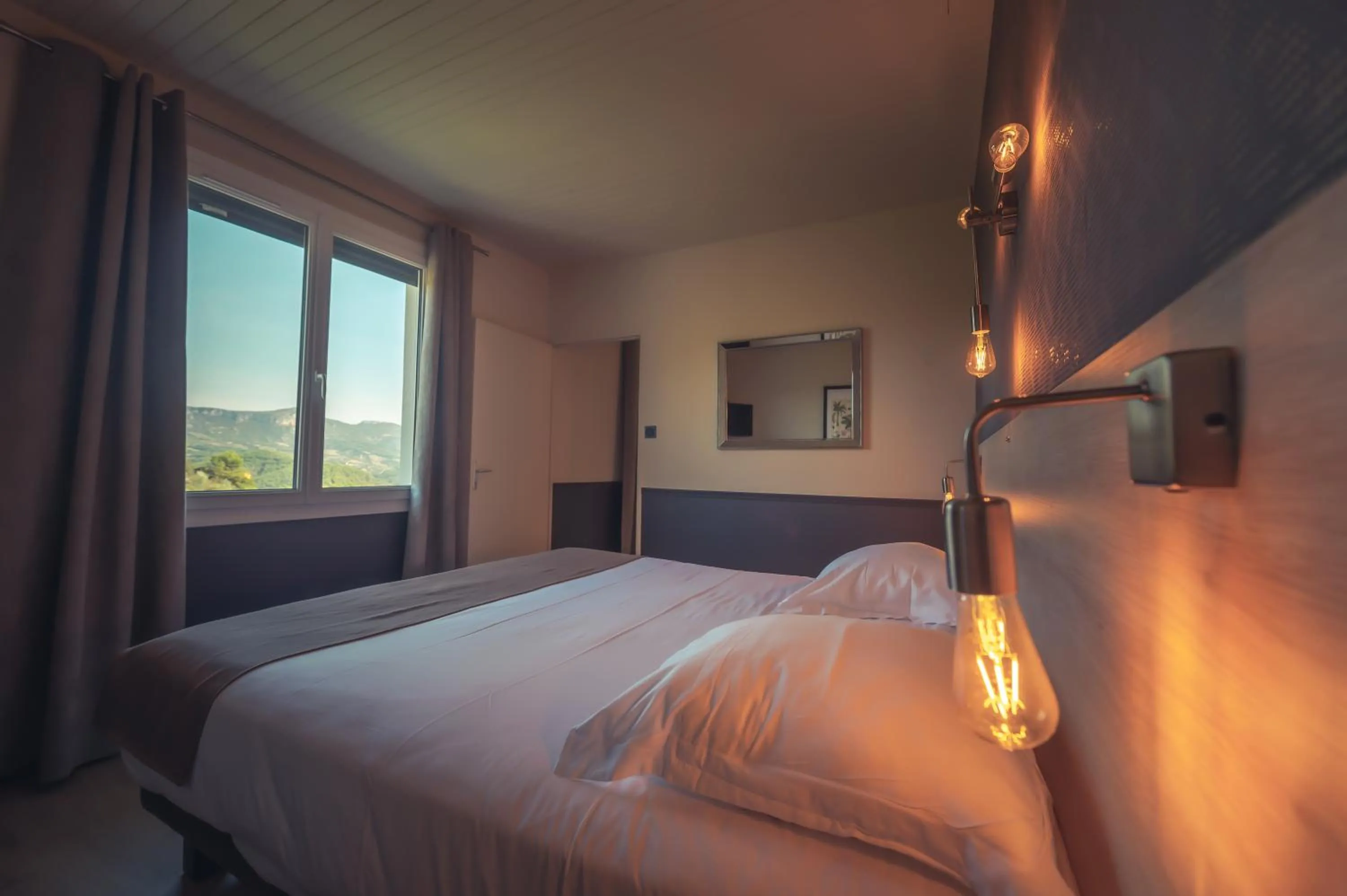 Mountain view, Bed in Logis Hôtel Restaurant Le Plantevin