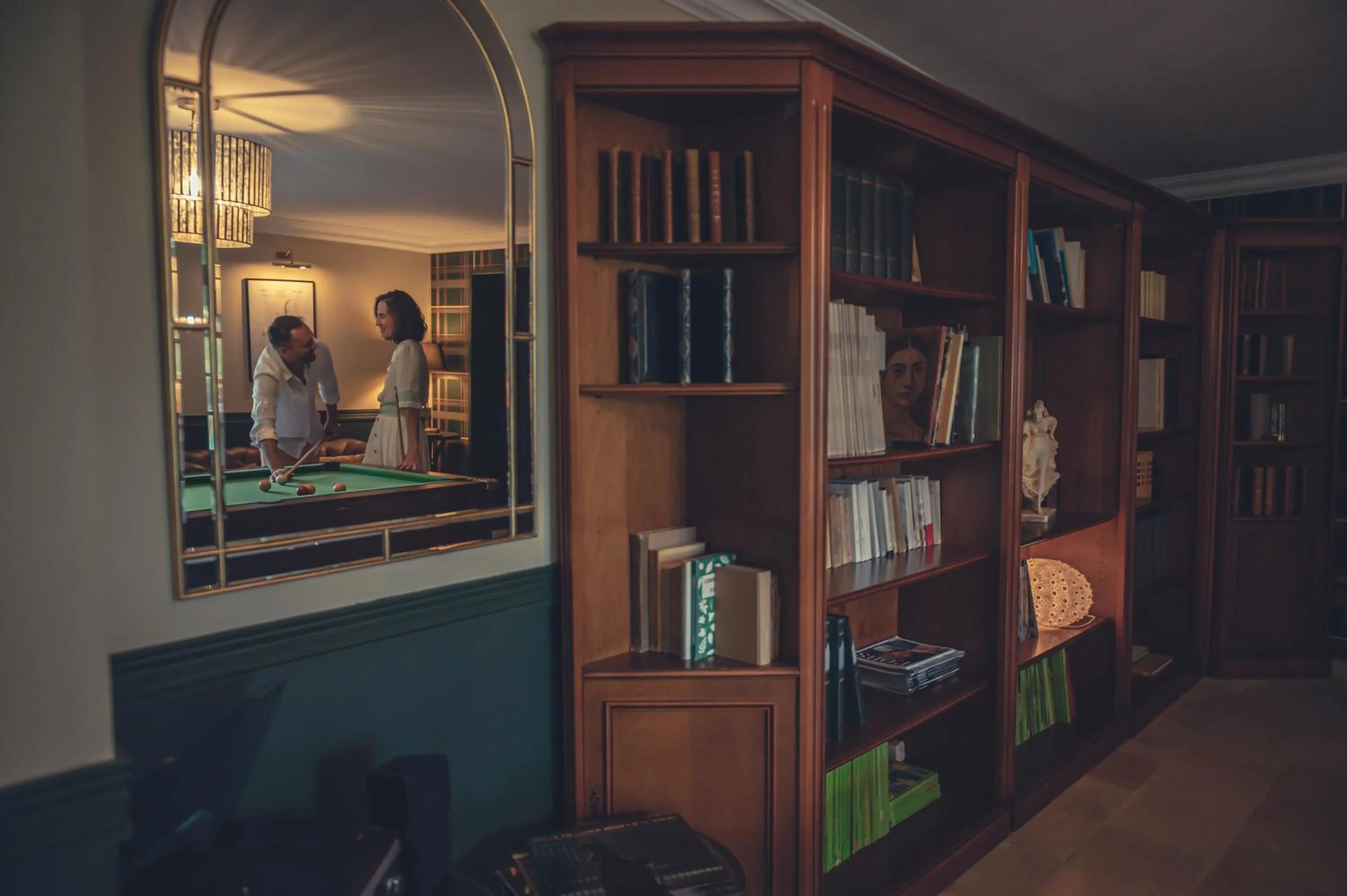 Library in Logis Hôtel Restaurant Le Plantevin