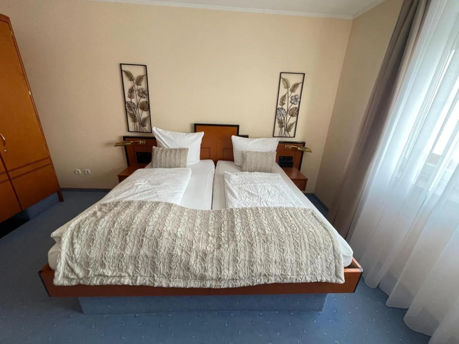 Photo of the whole room, Bed in Heppenheimer Hof Hotel