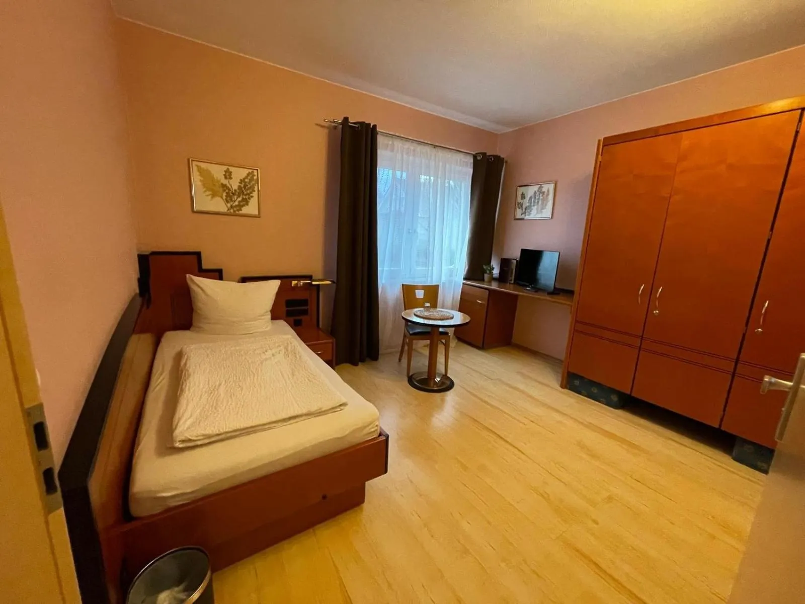 Photo of the whole room, Bed in Heppenheimer Hof Hotel