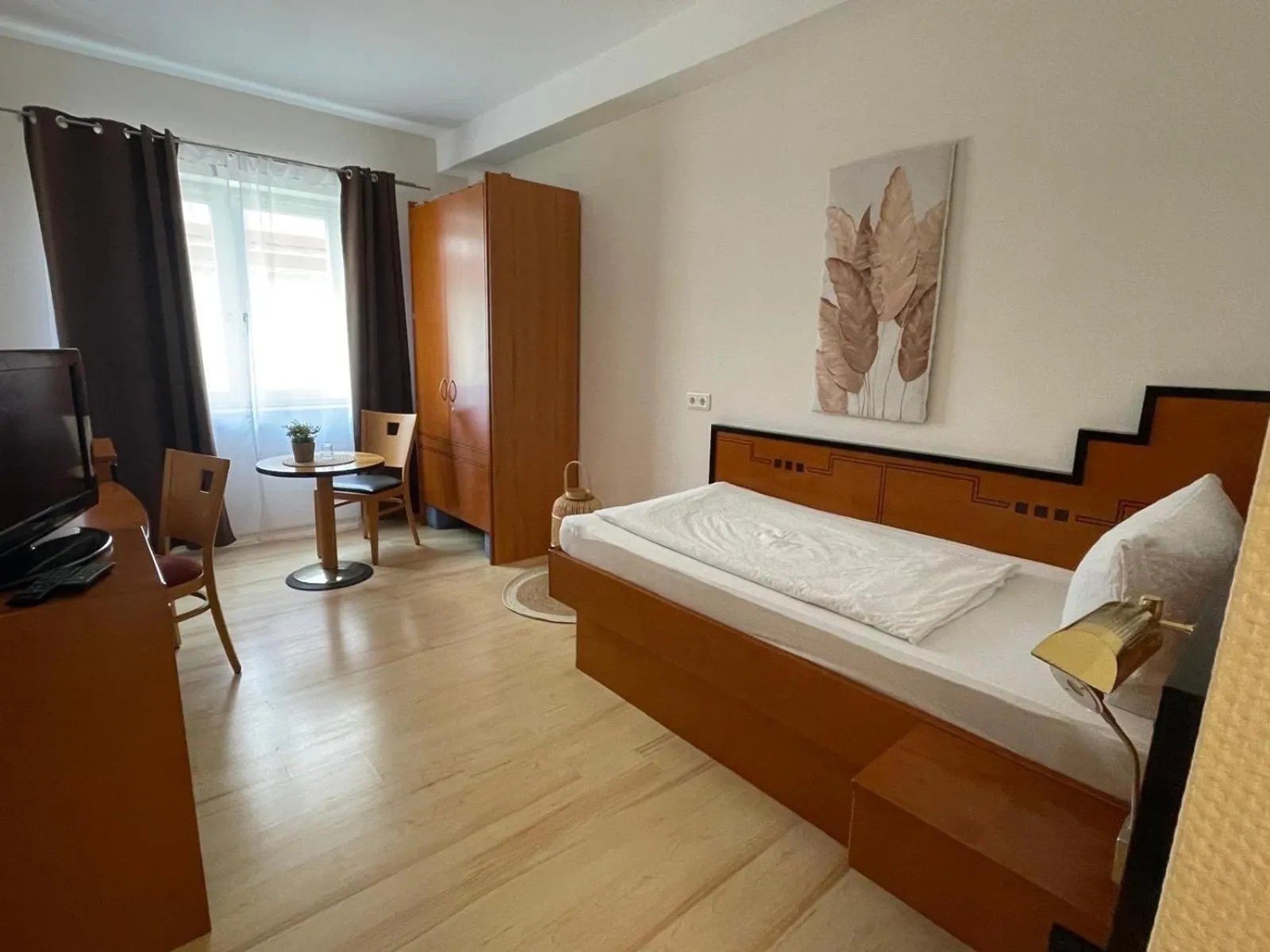 Photo of the whole room, Bed in Heppenheimer Hof Hotel