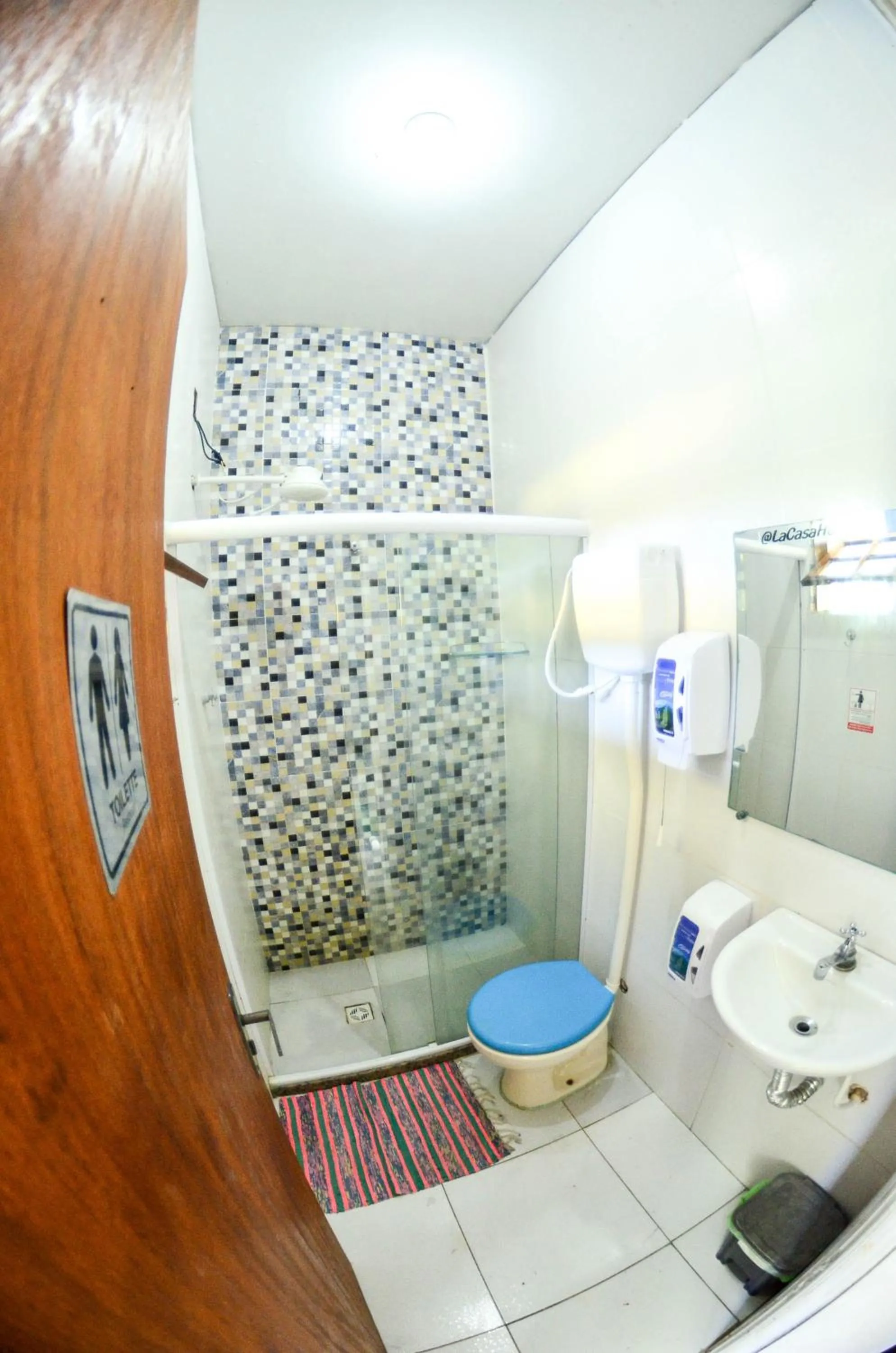 Bathroom in La Casa Hostel