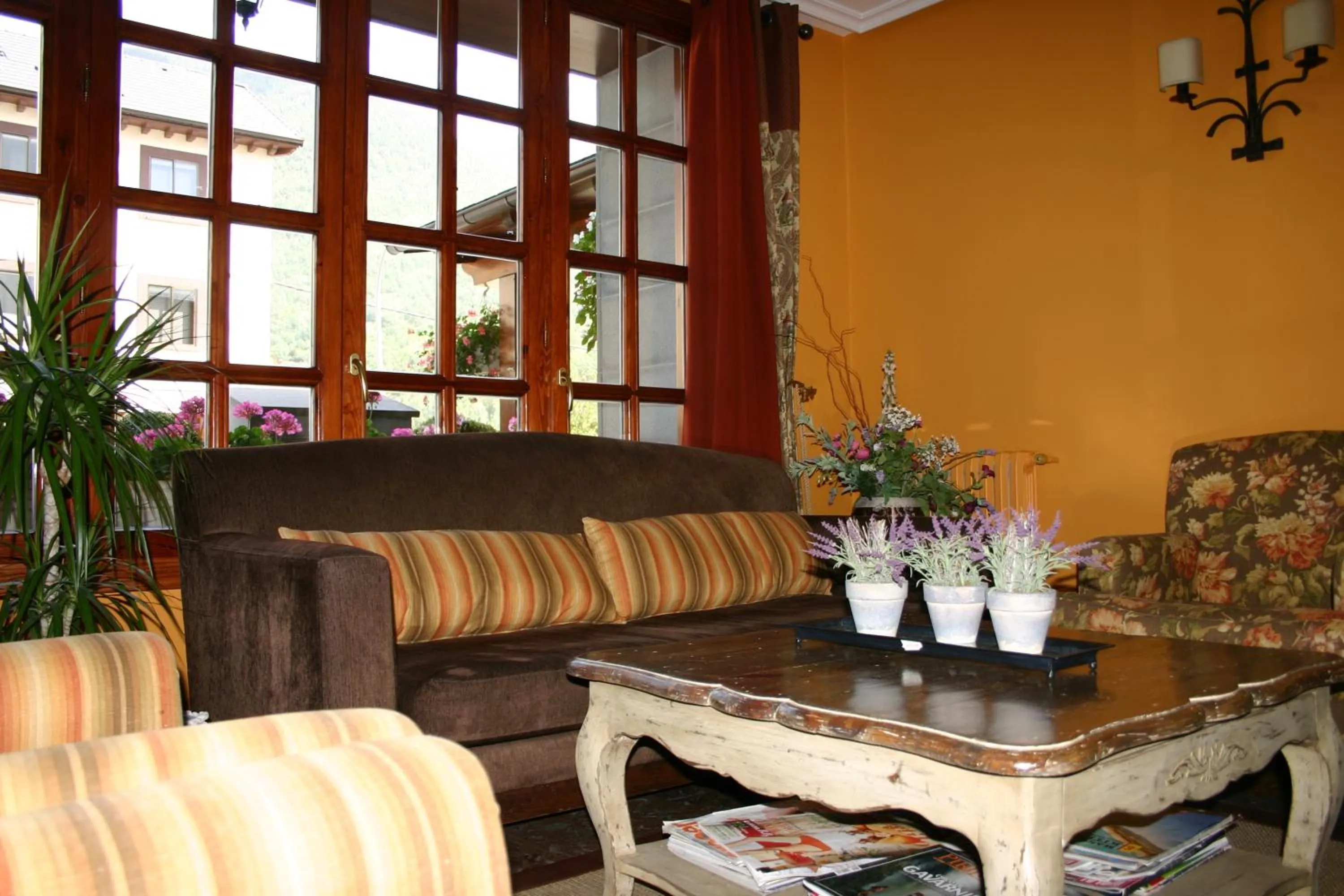 Communal lounge/ TV room in Hotel Bujaruelo