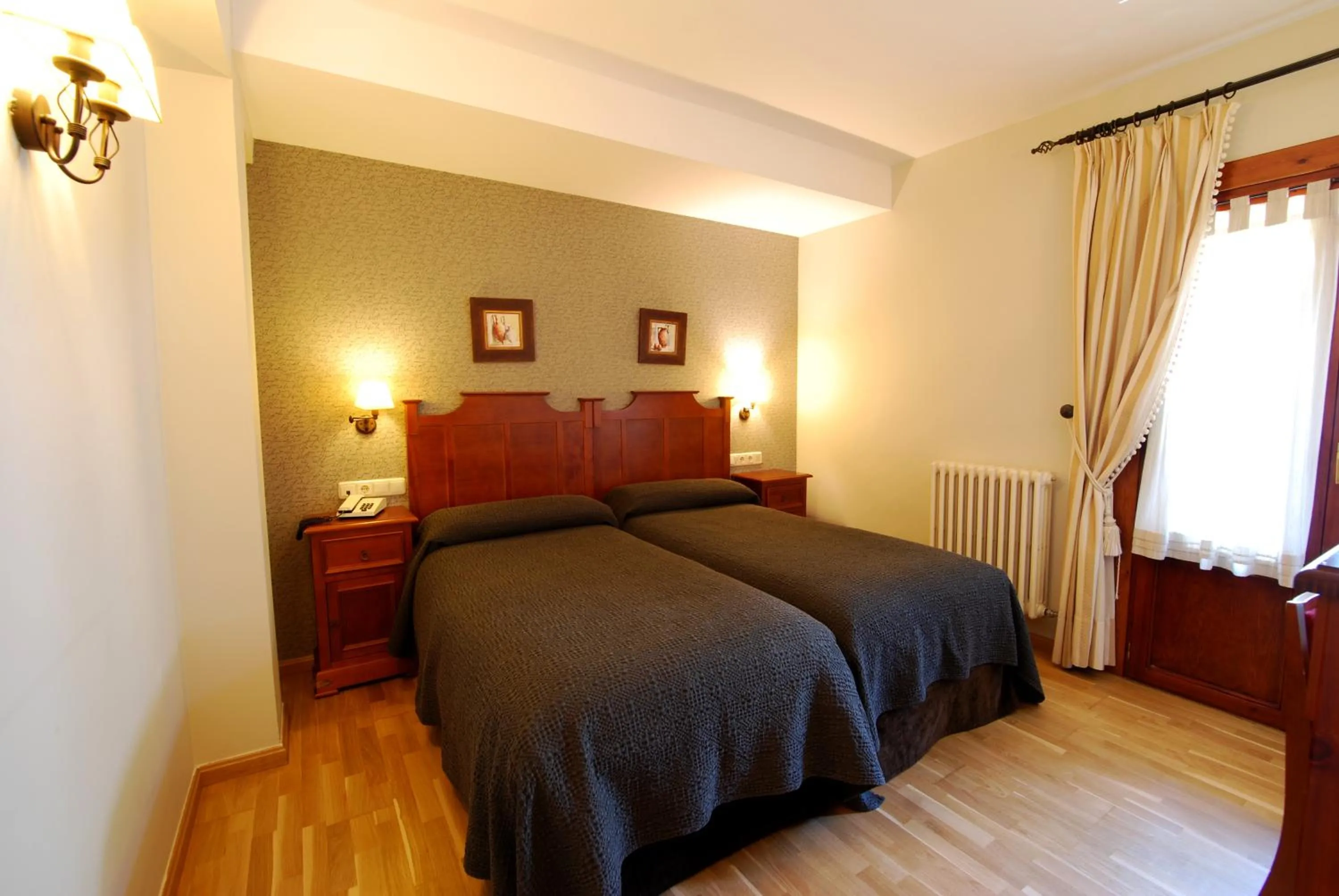 Bed in Hotel Bujaruelo