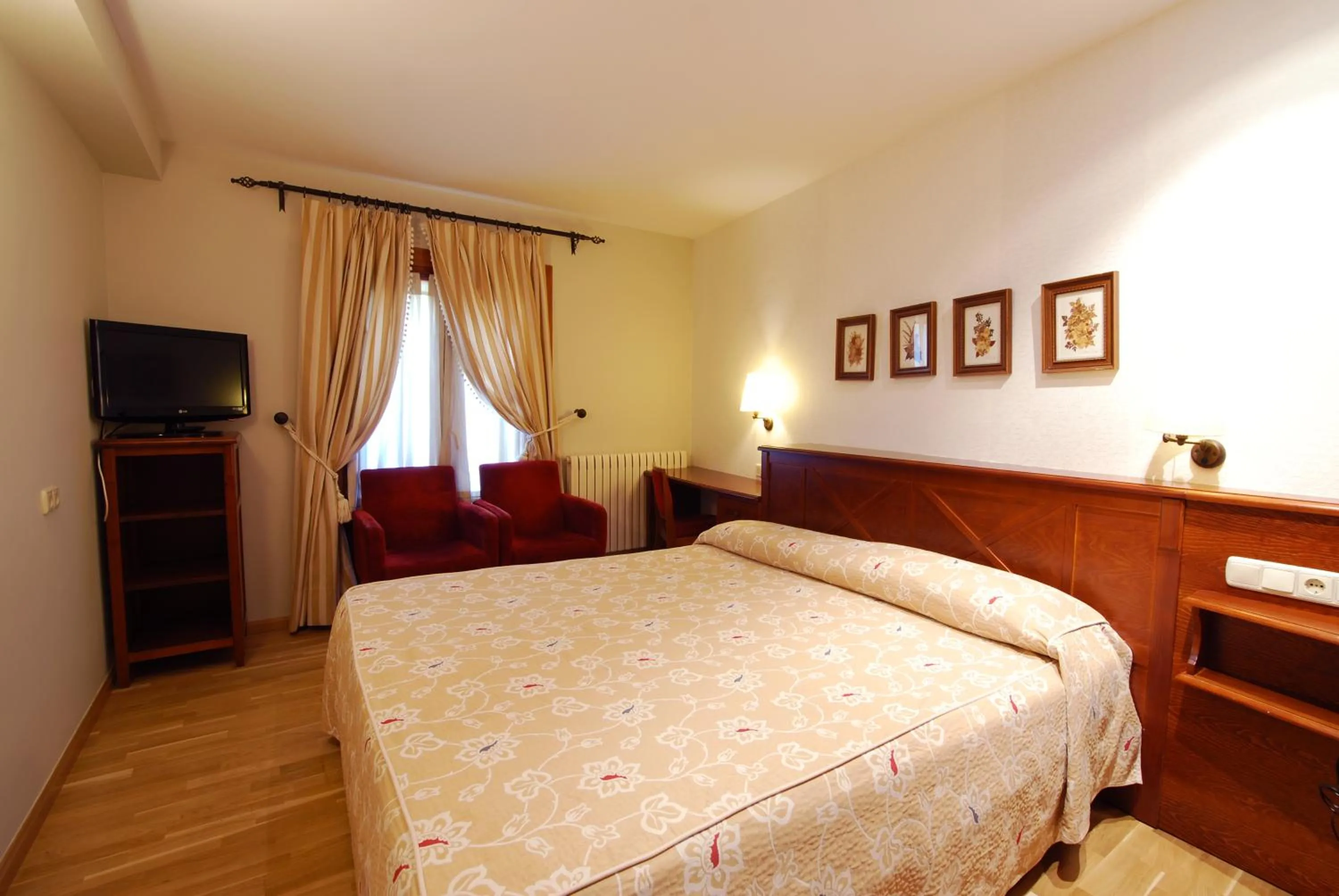 Bed in Hotel Bujaruelo