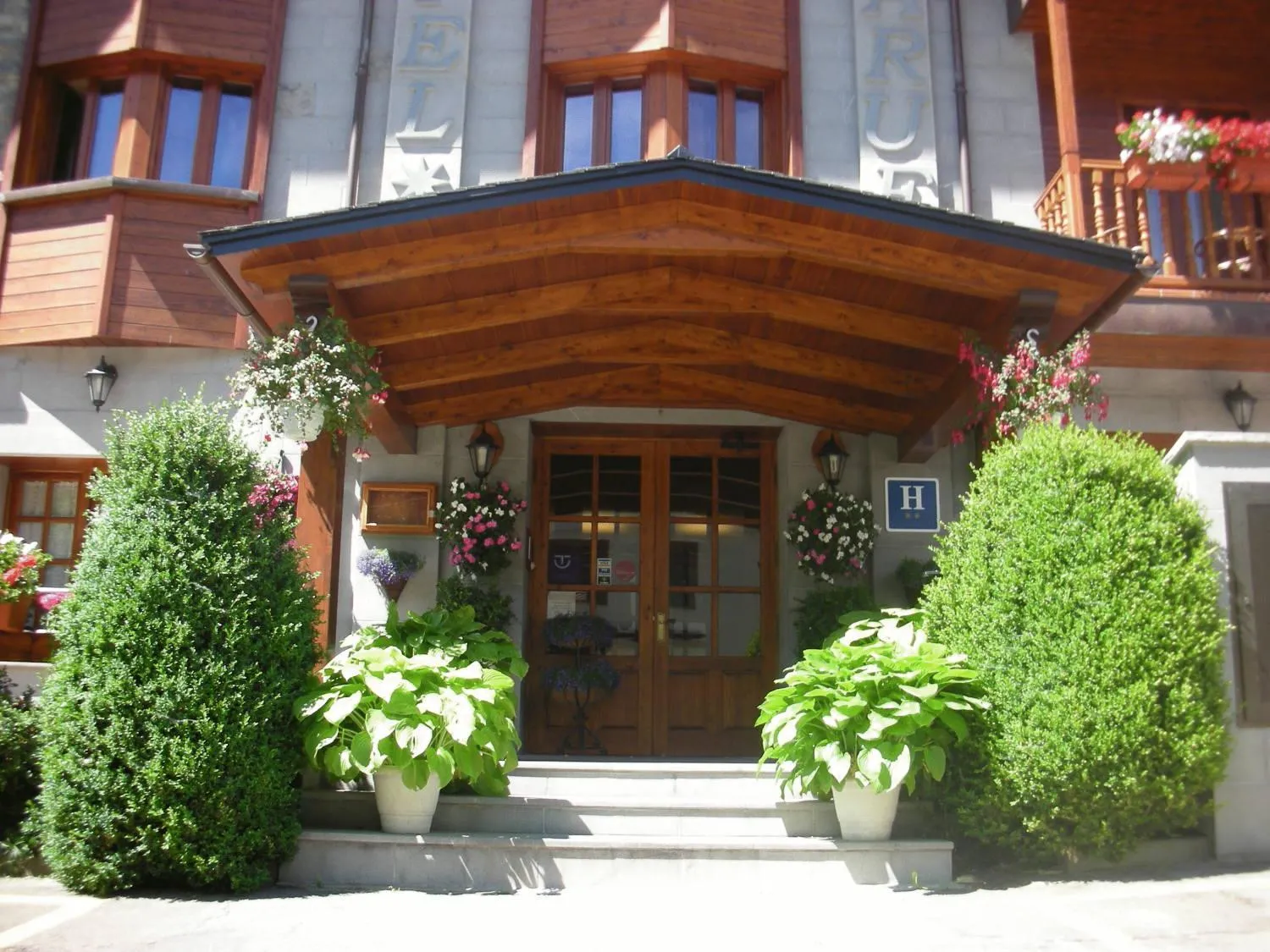 Facade/entrance in Hotel Bujaruelo