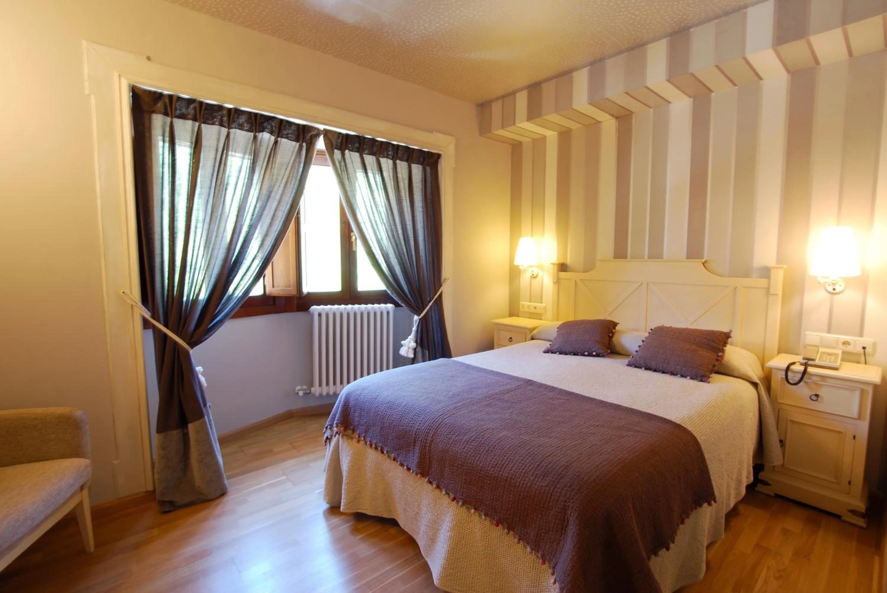 Bed in Hotel Bujaruelo