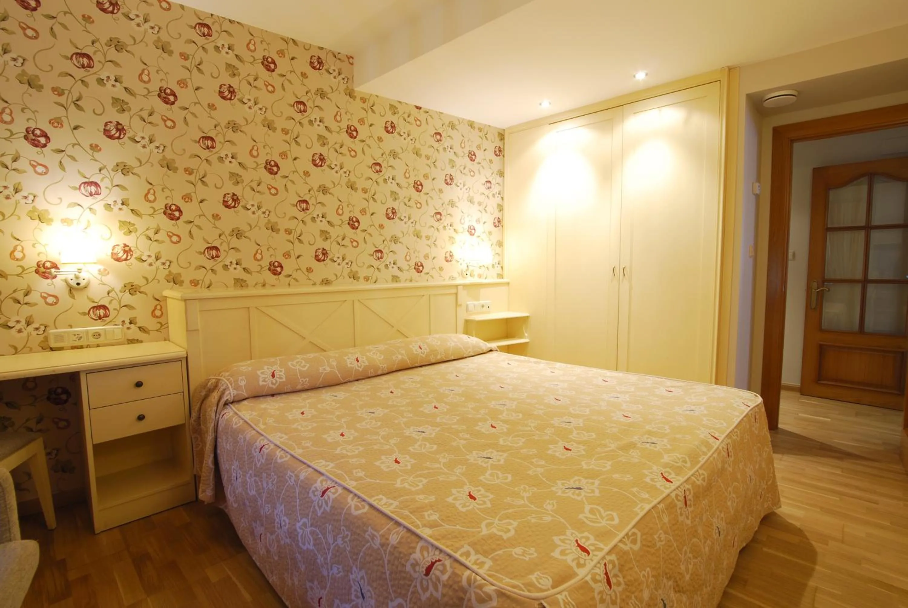 Bed in Hotel Bujaruelo