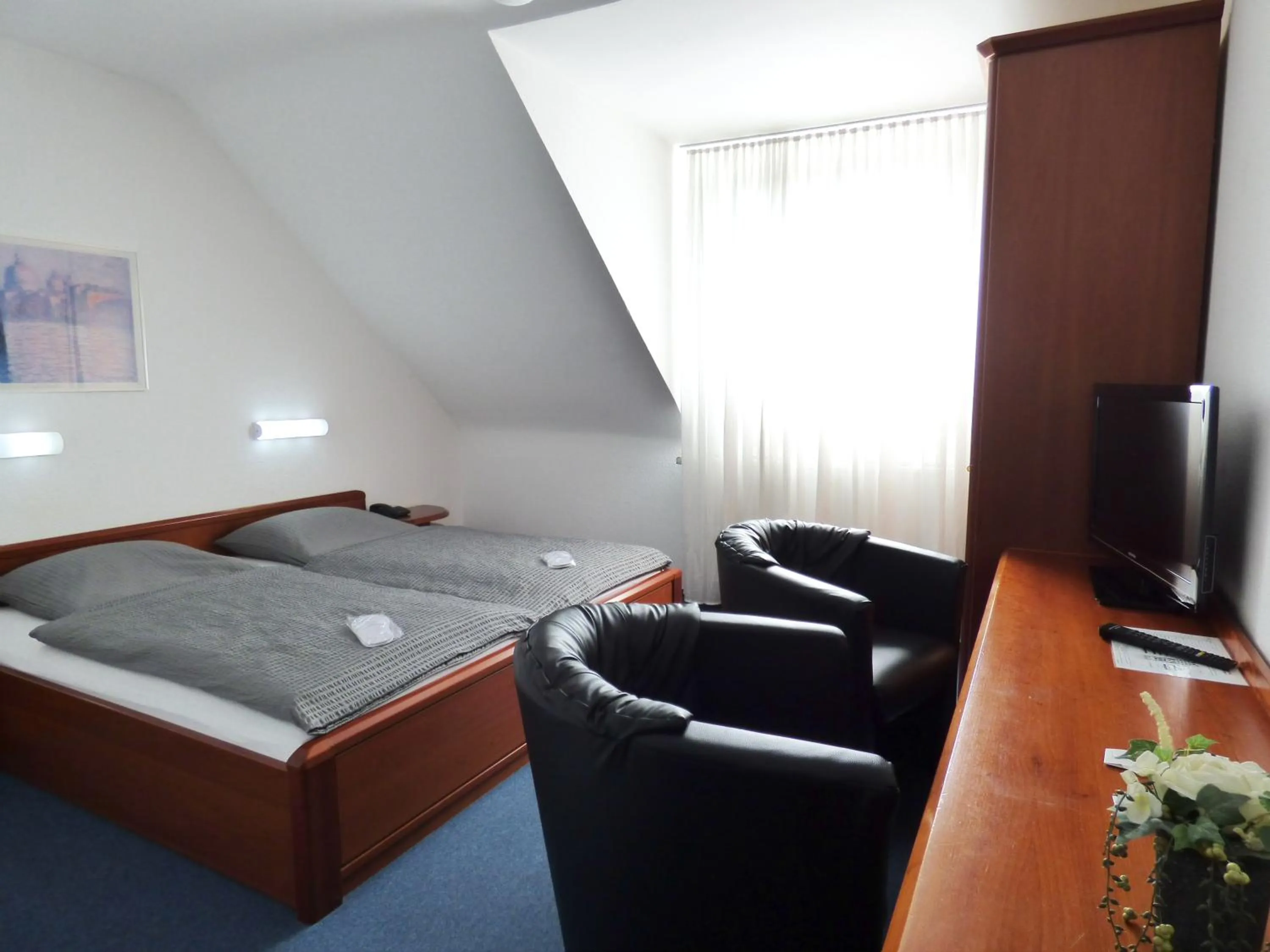 Photo of the whole room, Bed in Hotel Alt Büttgen