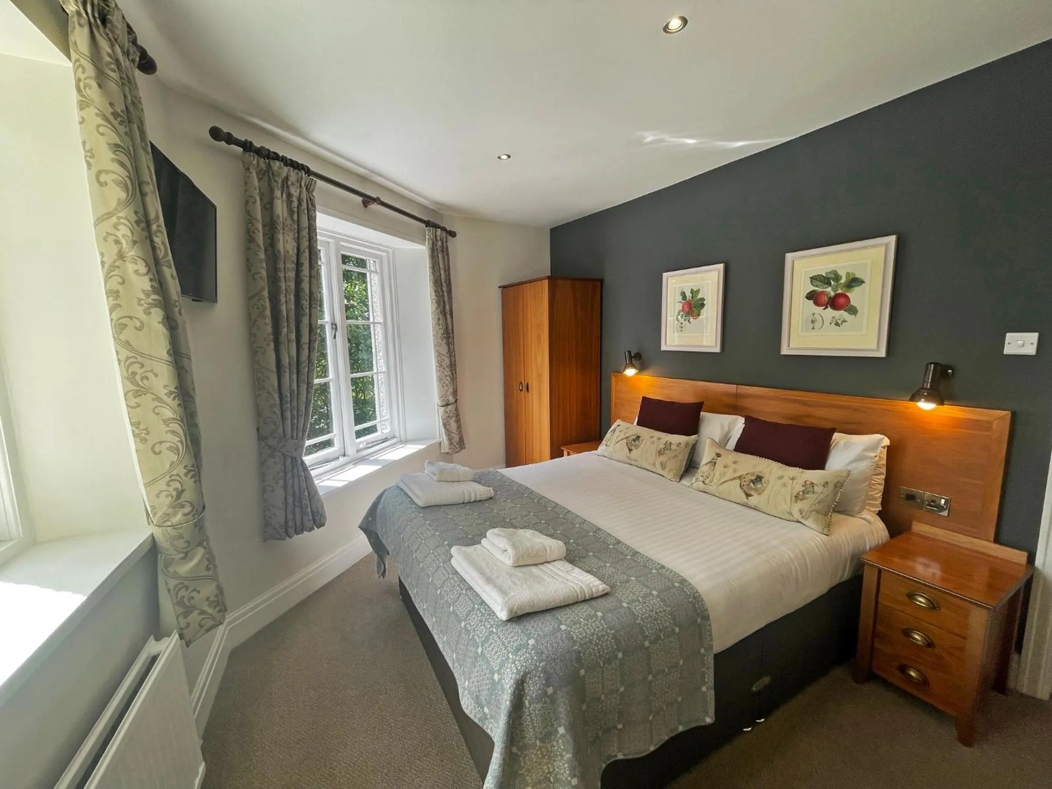 Bedroom, Bed in The Jug And Bottle