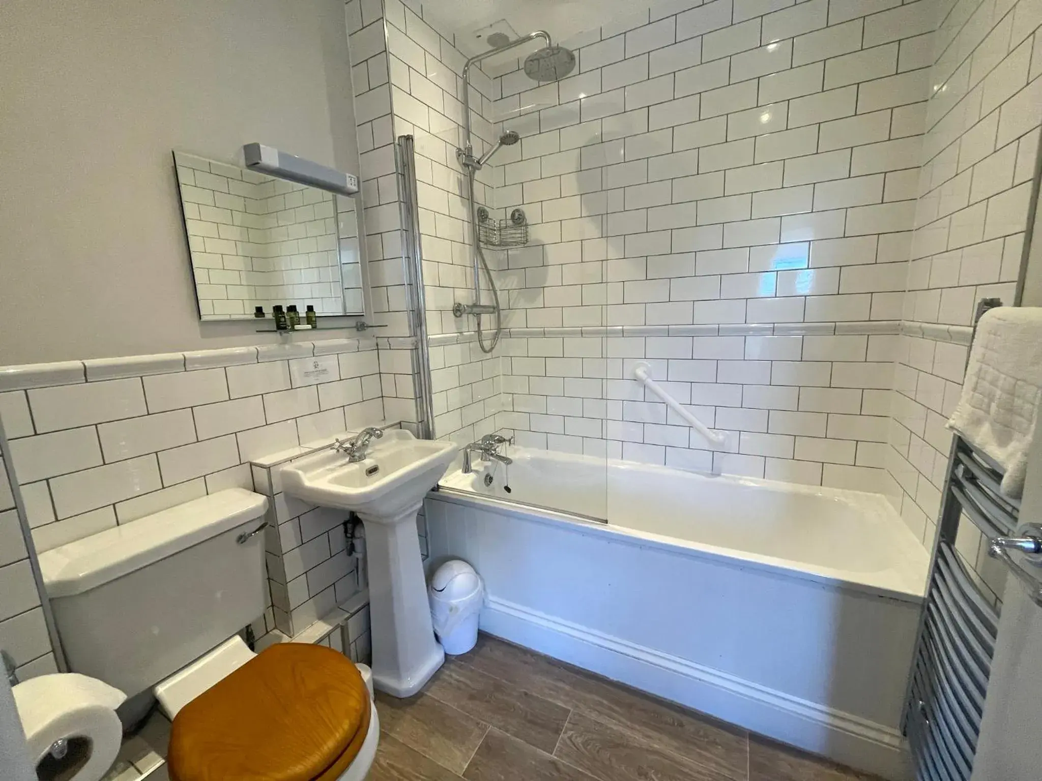 Twin Room in The Jug And Bottle Twin Room in The Jug And Bottle