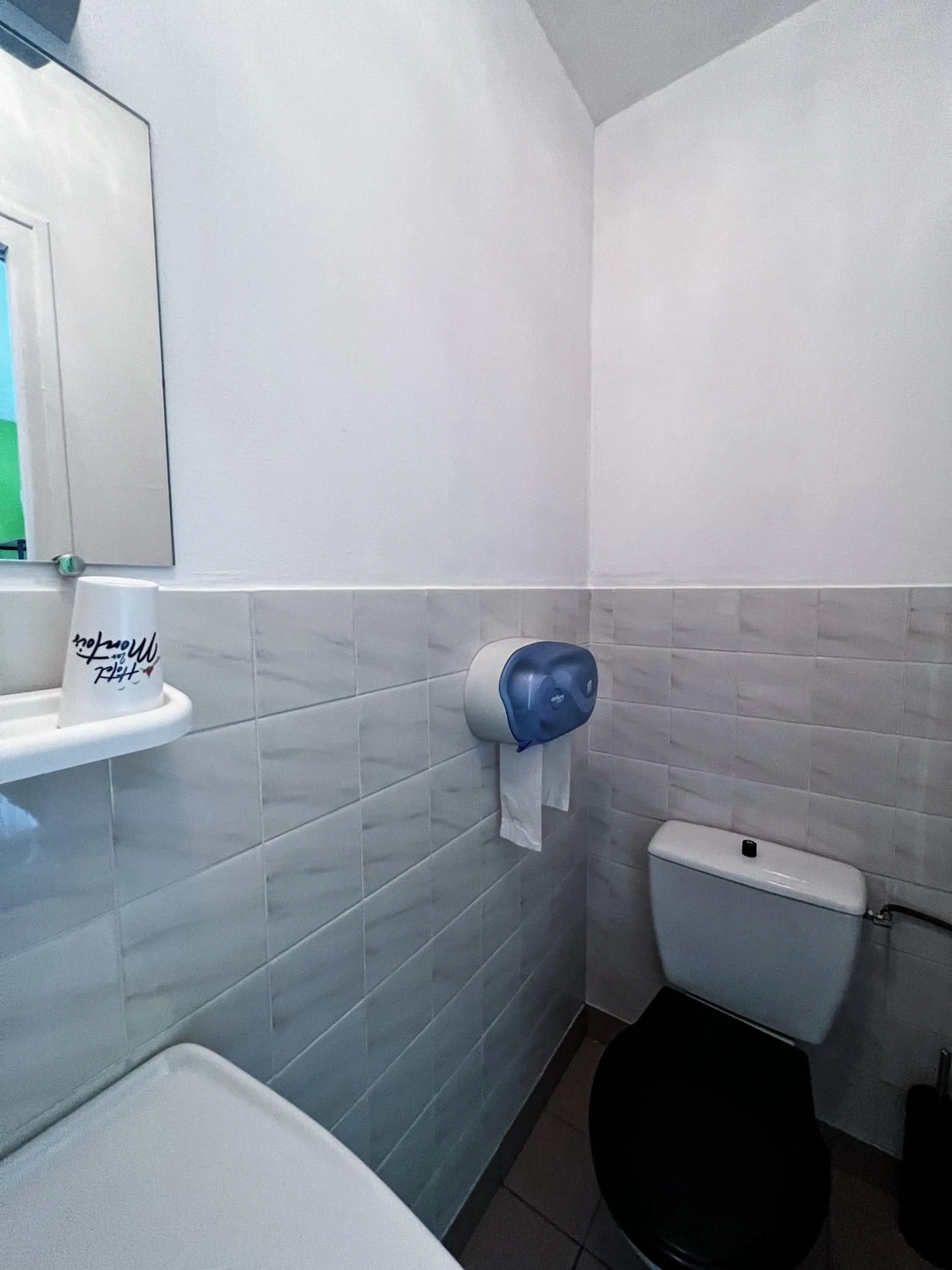 Toilet in Contact Hotel Les Montois