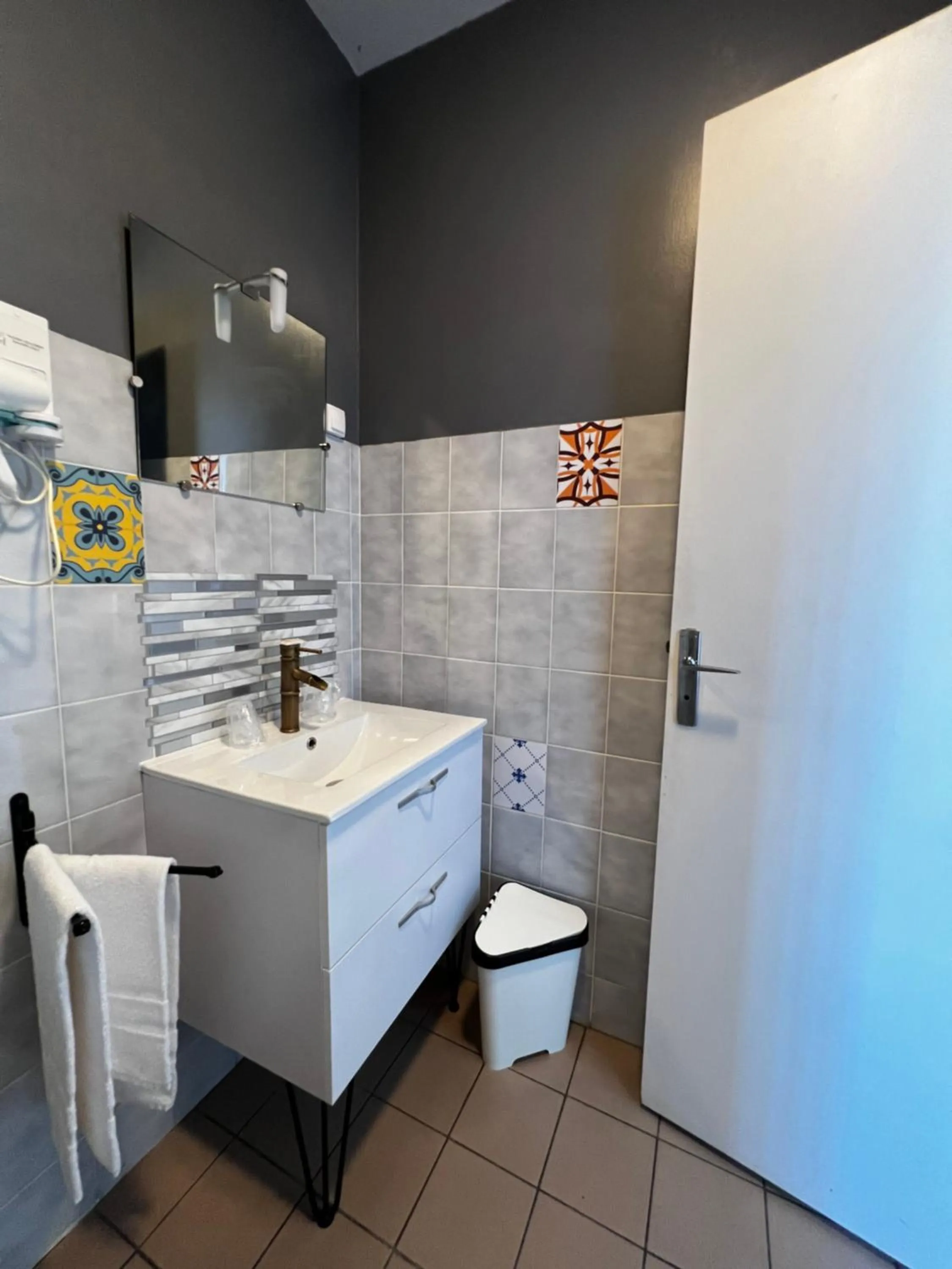 Toilet in Contact Hotel Les Montois