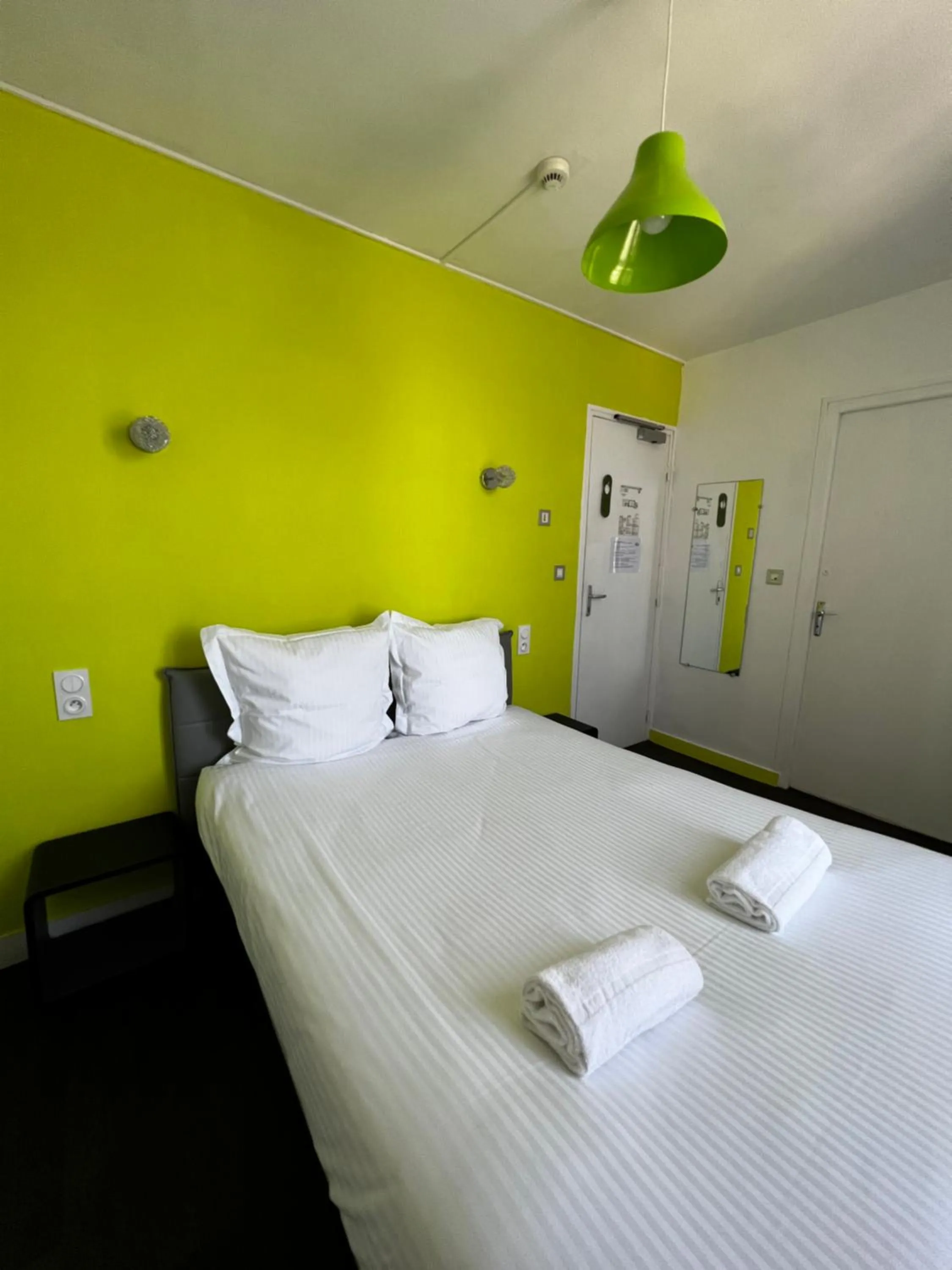 Bed in Contact Hotel Les Montois