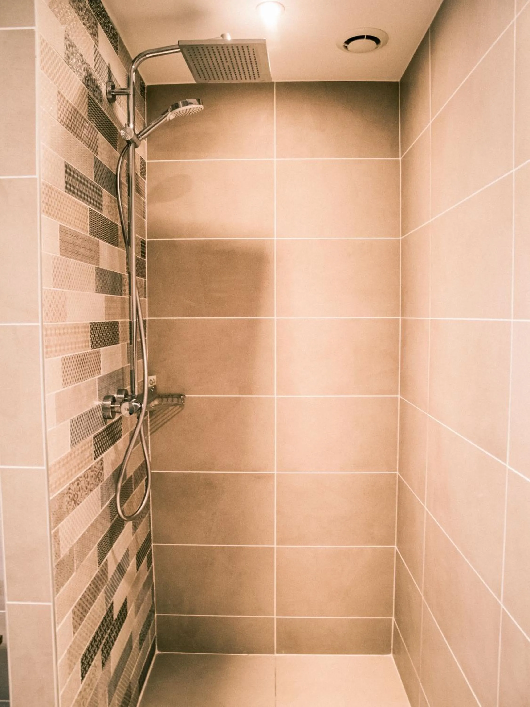 Shower in Best Western Plus Antibes Riviera