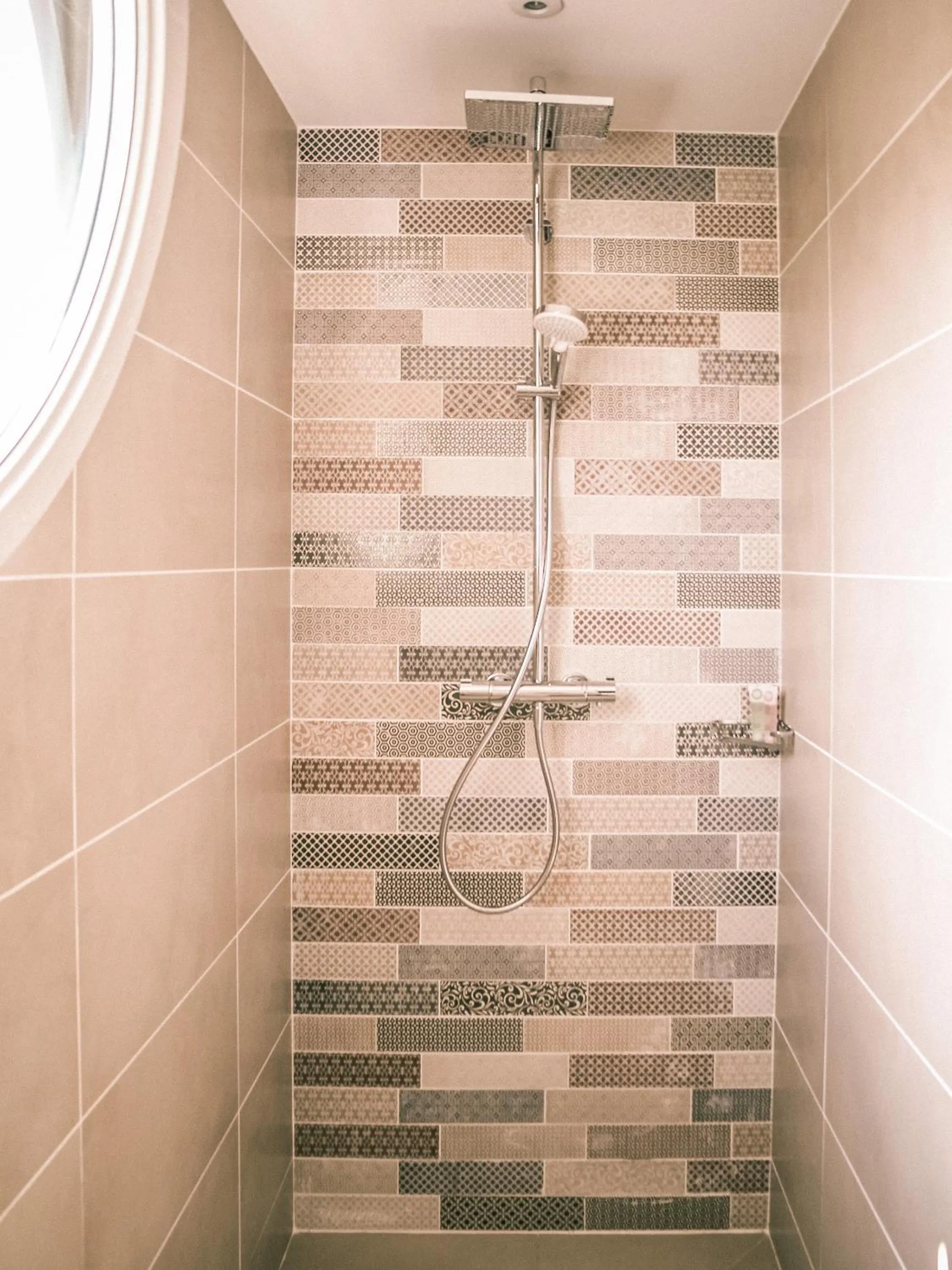 Shower in Best Western Plus Antibes Riviera