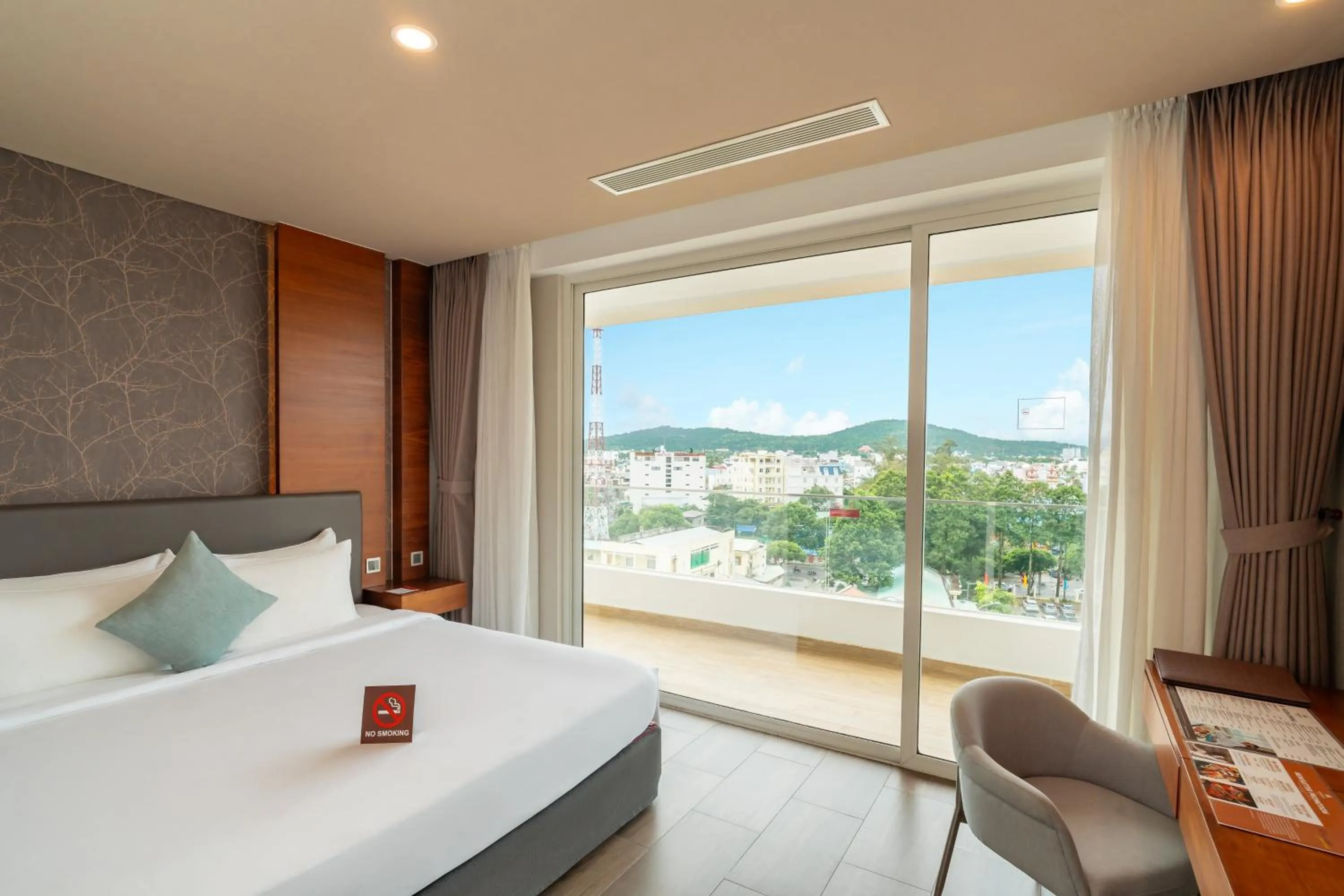 Bed in Seashells Phu Quoc Hotel & Spa