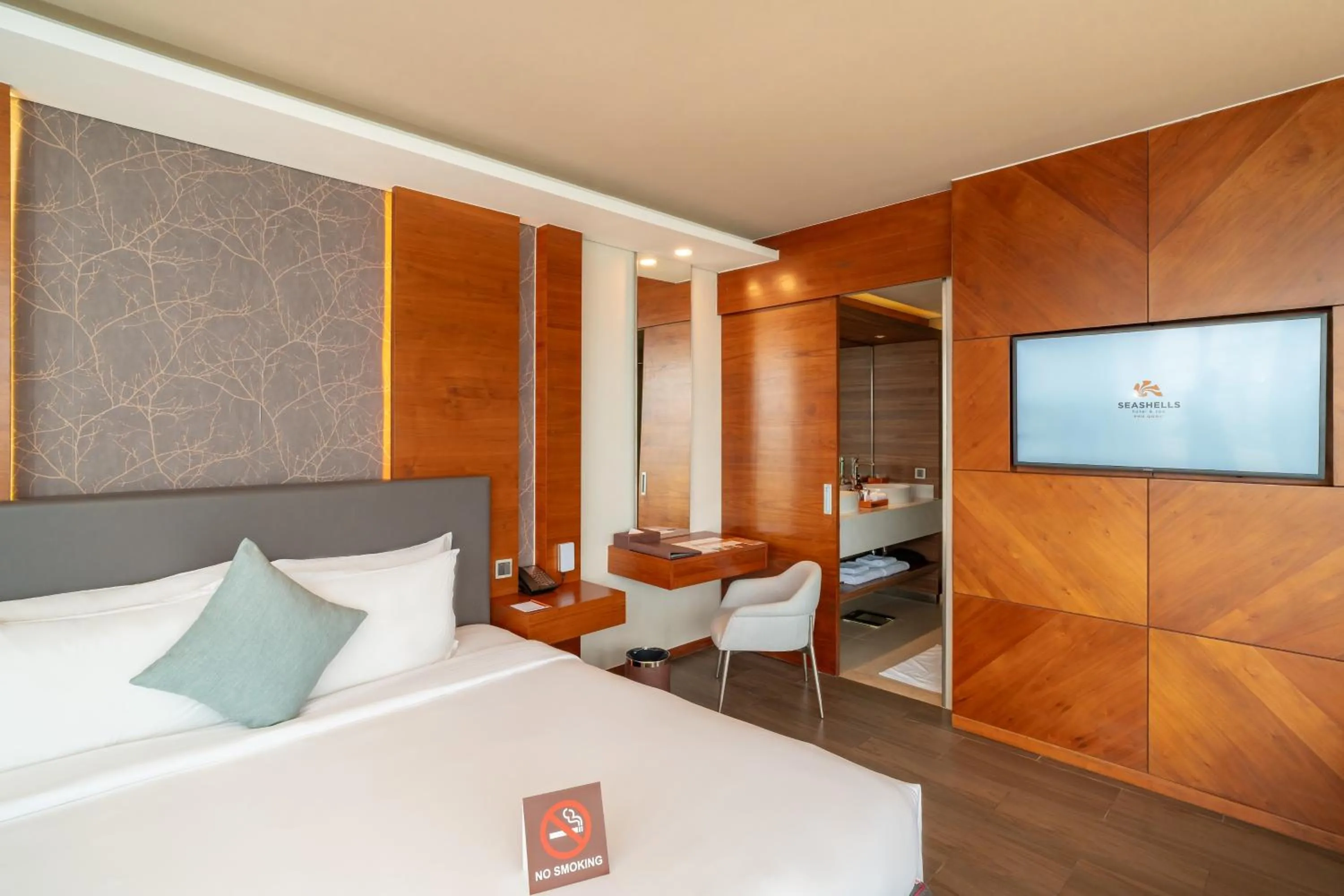 Bed in Seashells Phu Quoc Hotel & Spa