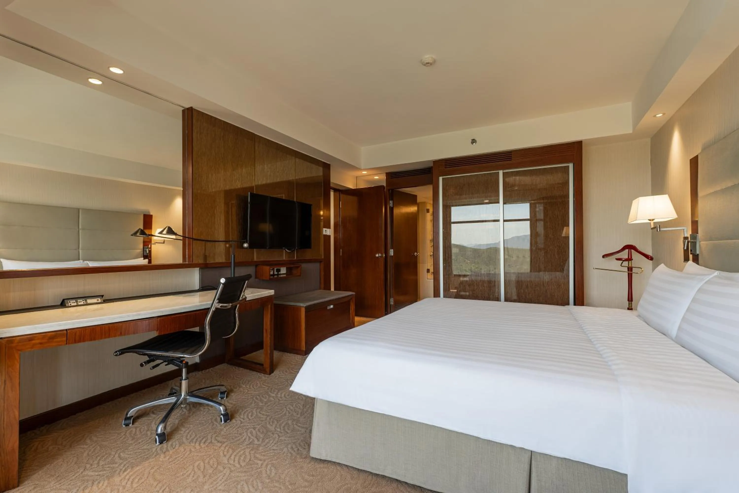 Bed in Shangri-La Shenzhen