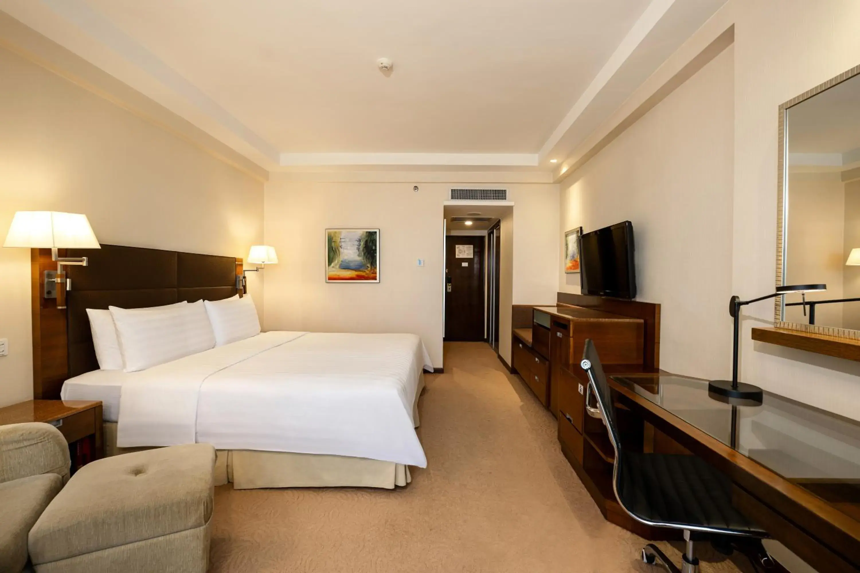 Photo of the whole room, Bed in Shangri-La Shenzhen - Nearby Luohu Border, Outdoor Swimming Pool Photo of the whole room, Bed in Shangri-La Shenzhen - Nearby Luohu Border, Outdoor Swimming Pool