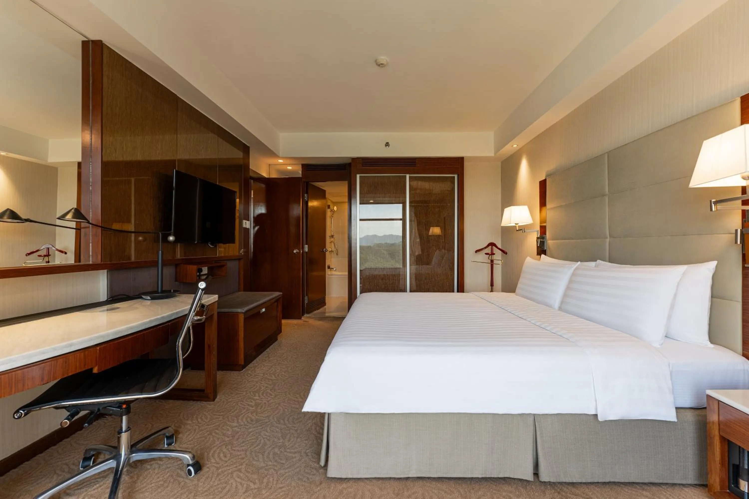 Bed in Shangri-La Shenzhen