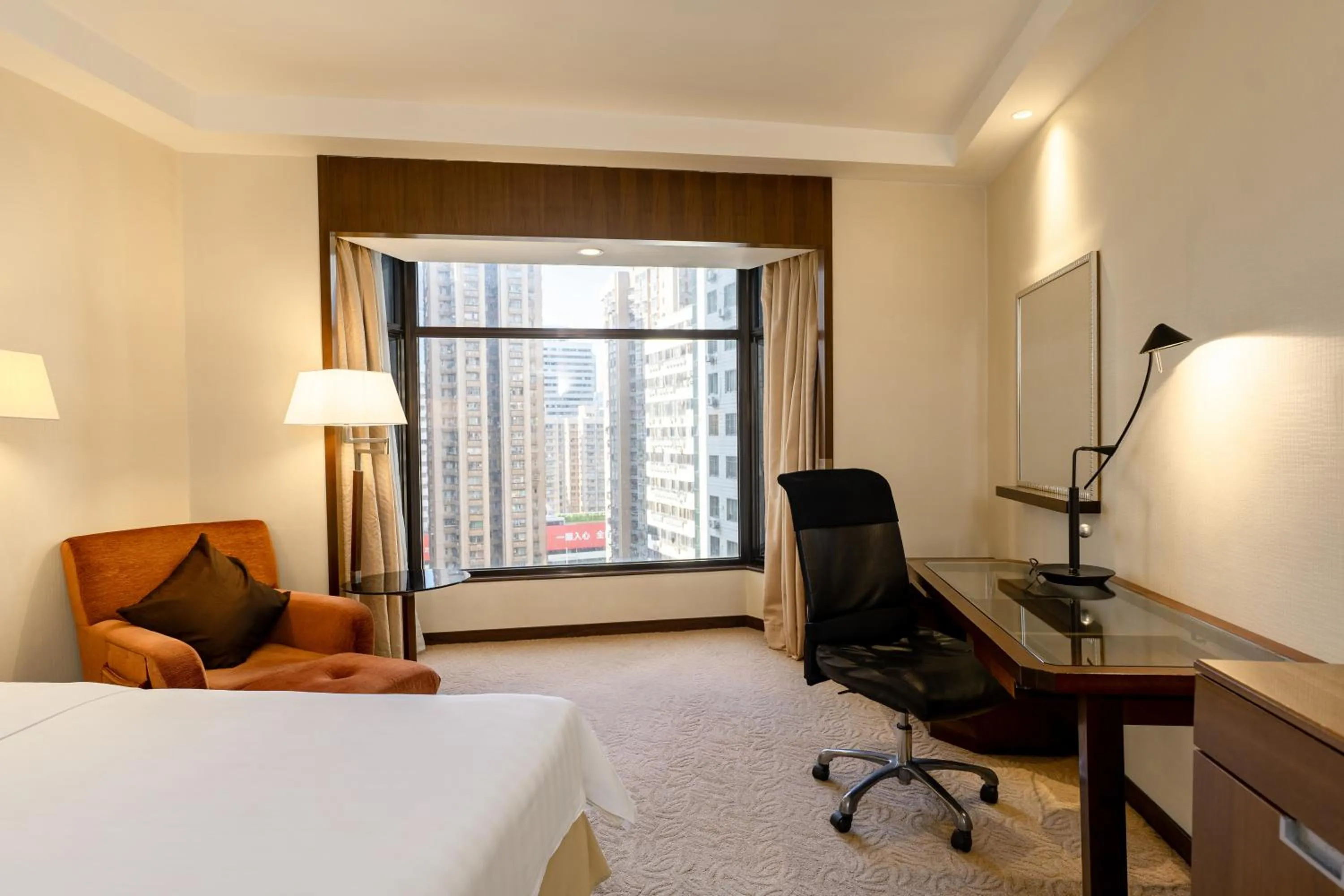 Bed in Shangri-La Shenzhen