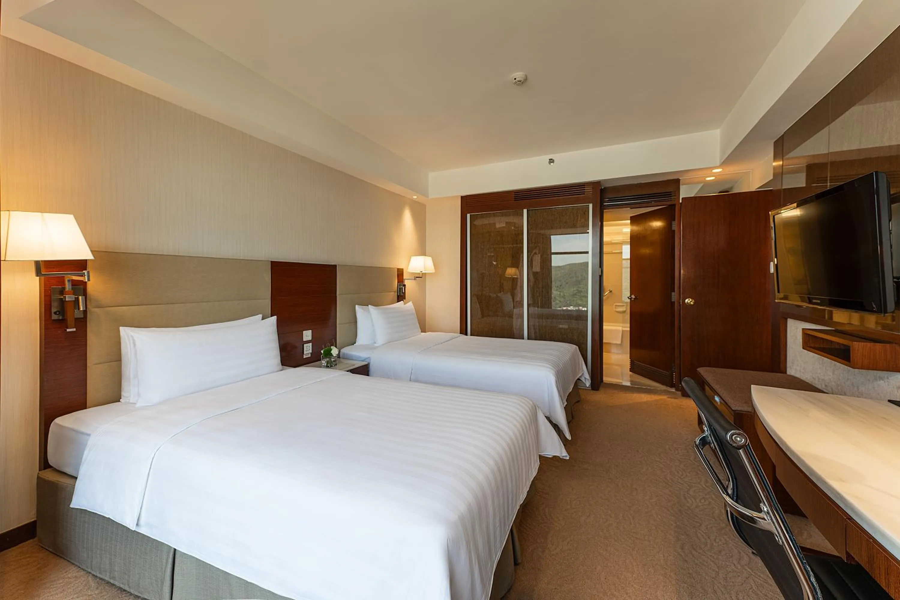 Bed in Shangri-La Shenzhen