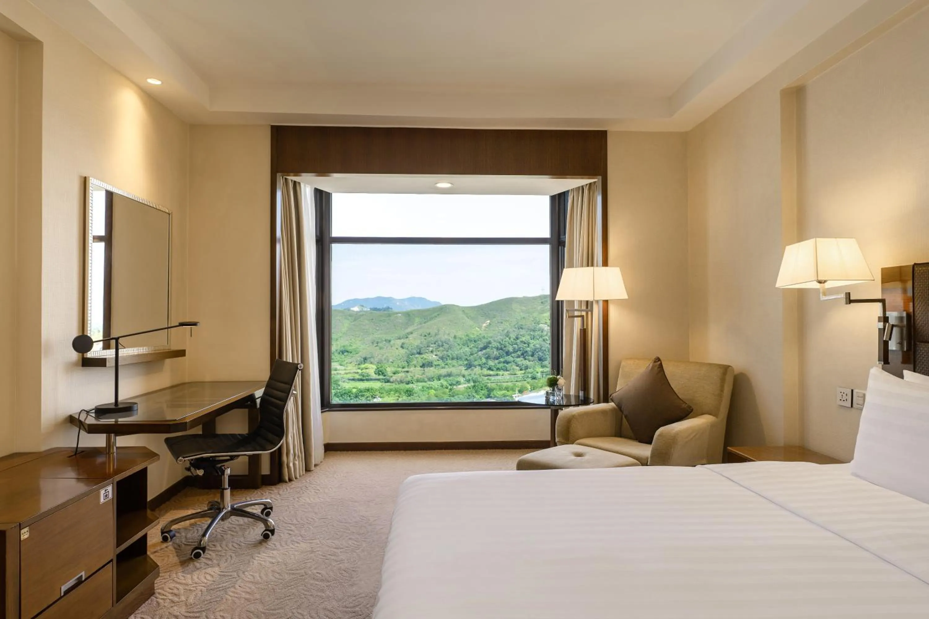 Bed in Shangri-La Shenzhen