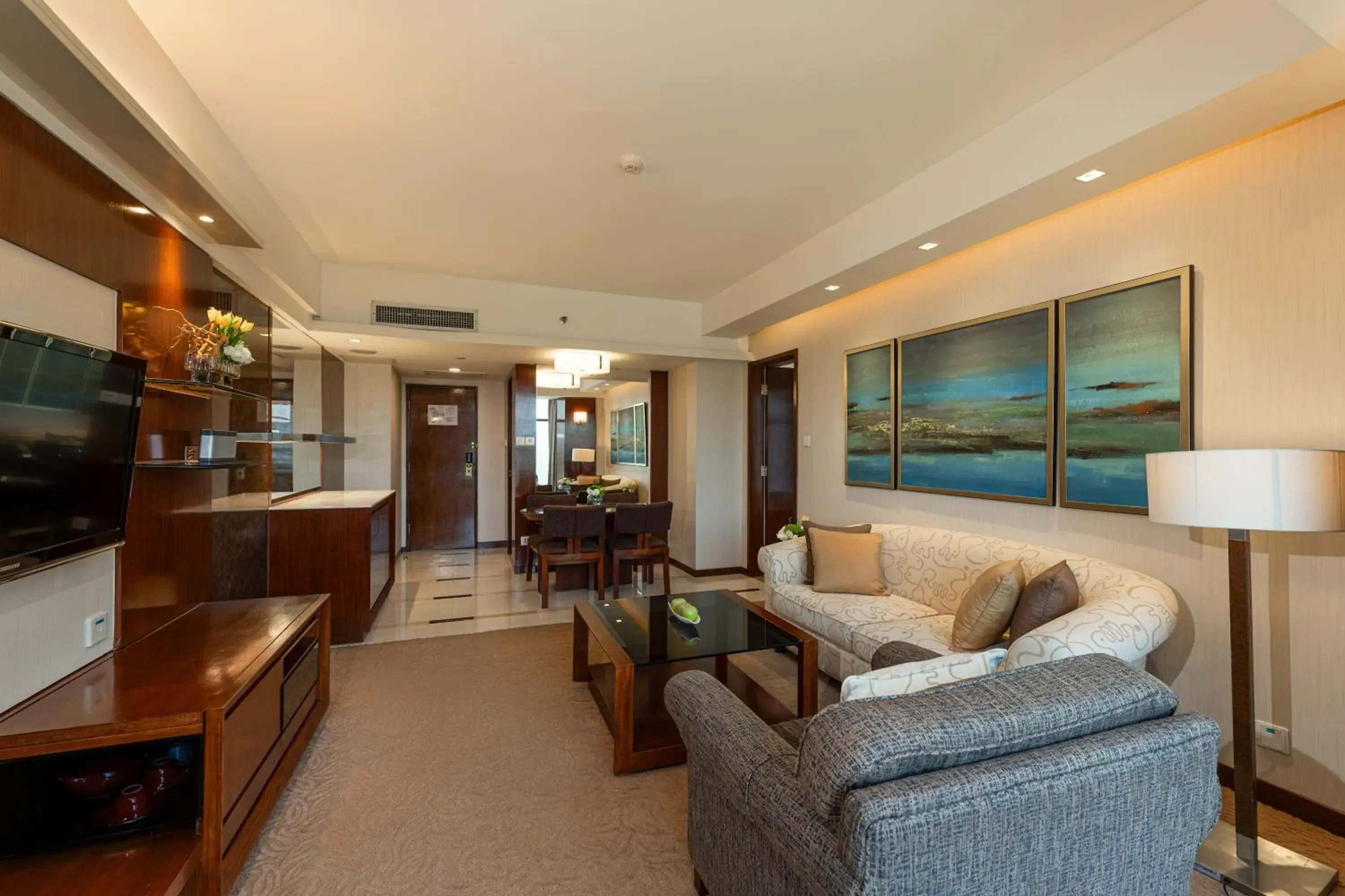 Living room in Shangri-La Shenzhen - Nearby Luohu Border, Outdoor Swimming Pool Living room in Shangri-La Shenzhen - Nearby Luohu Border, Outdoor Swimming Pool