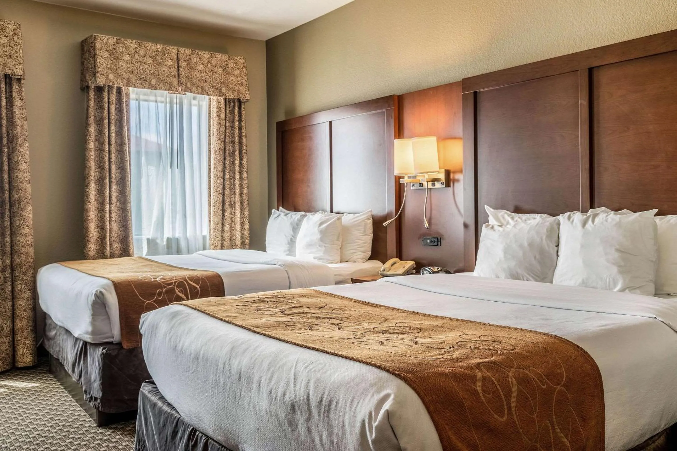 Bedroom, Bed in Comfort Suites Near Texas State University