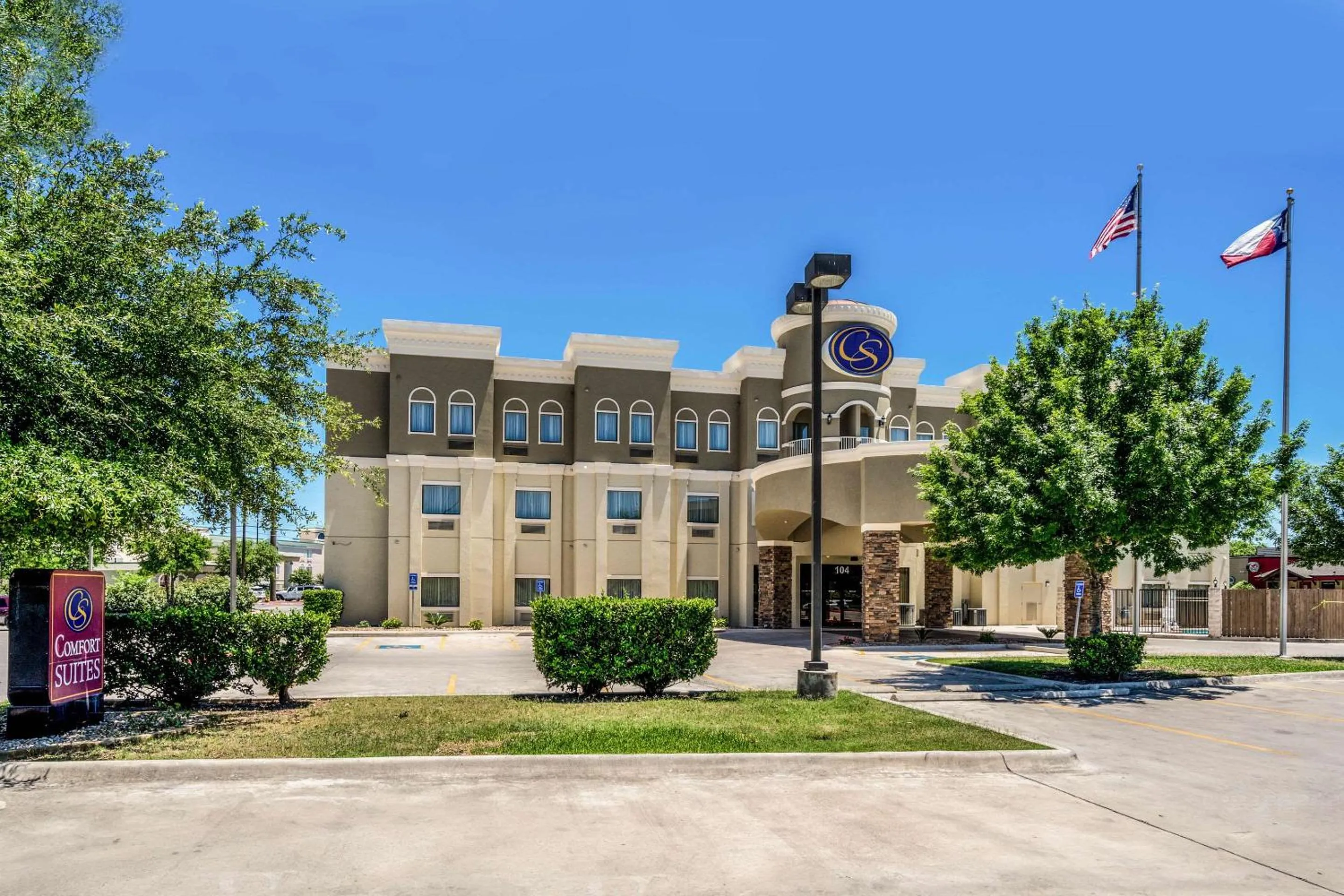 Property building in Comfort Suites Near Texas State University