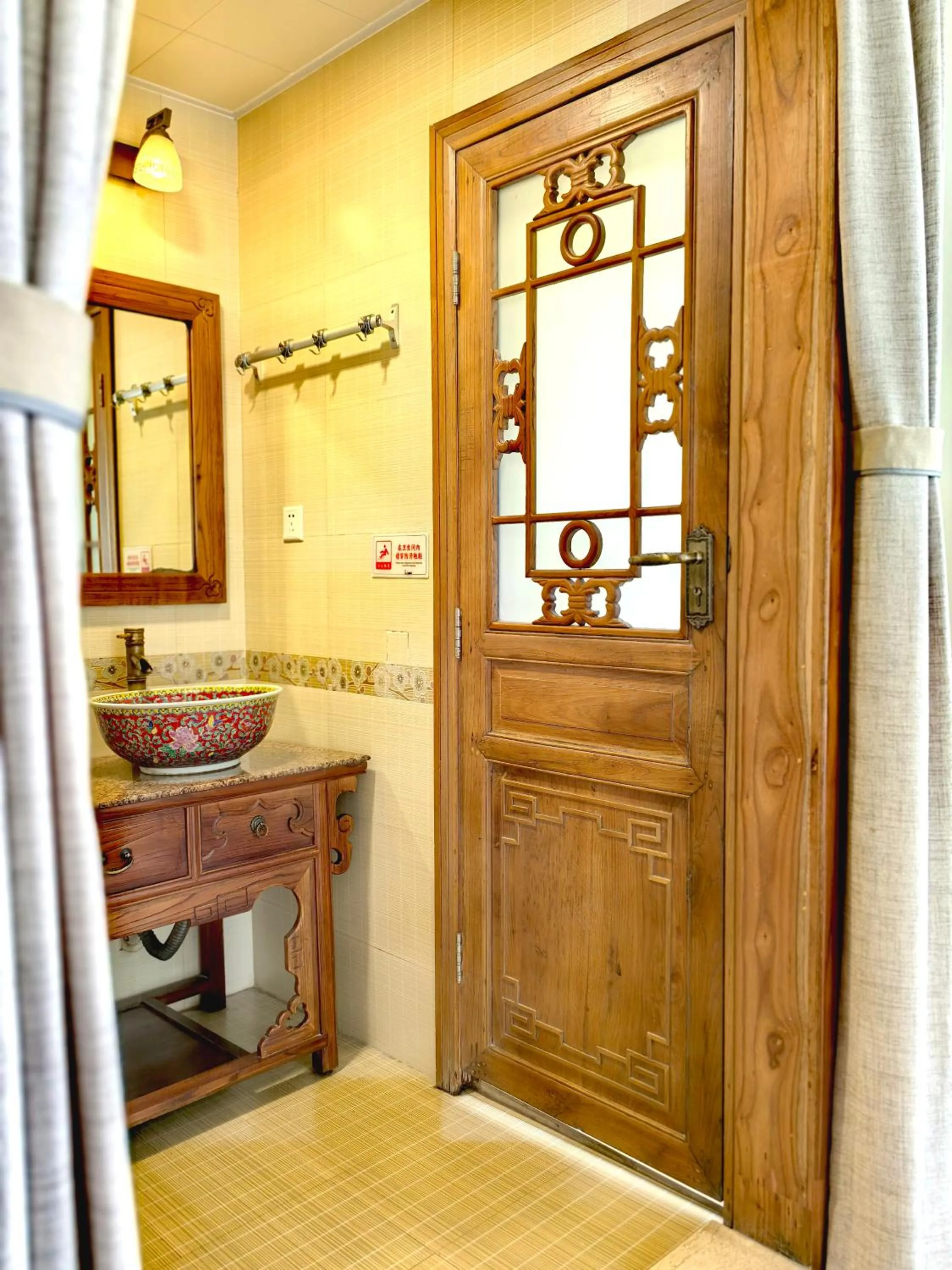 Toilet in Yangshuo River View Hotel