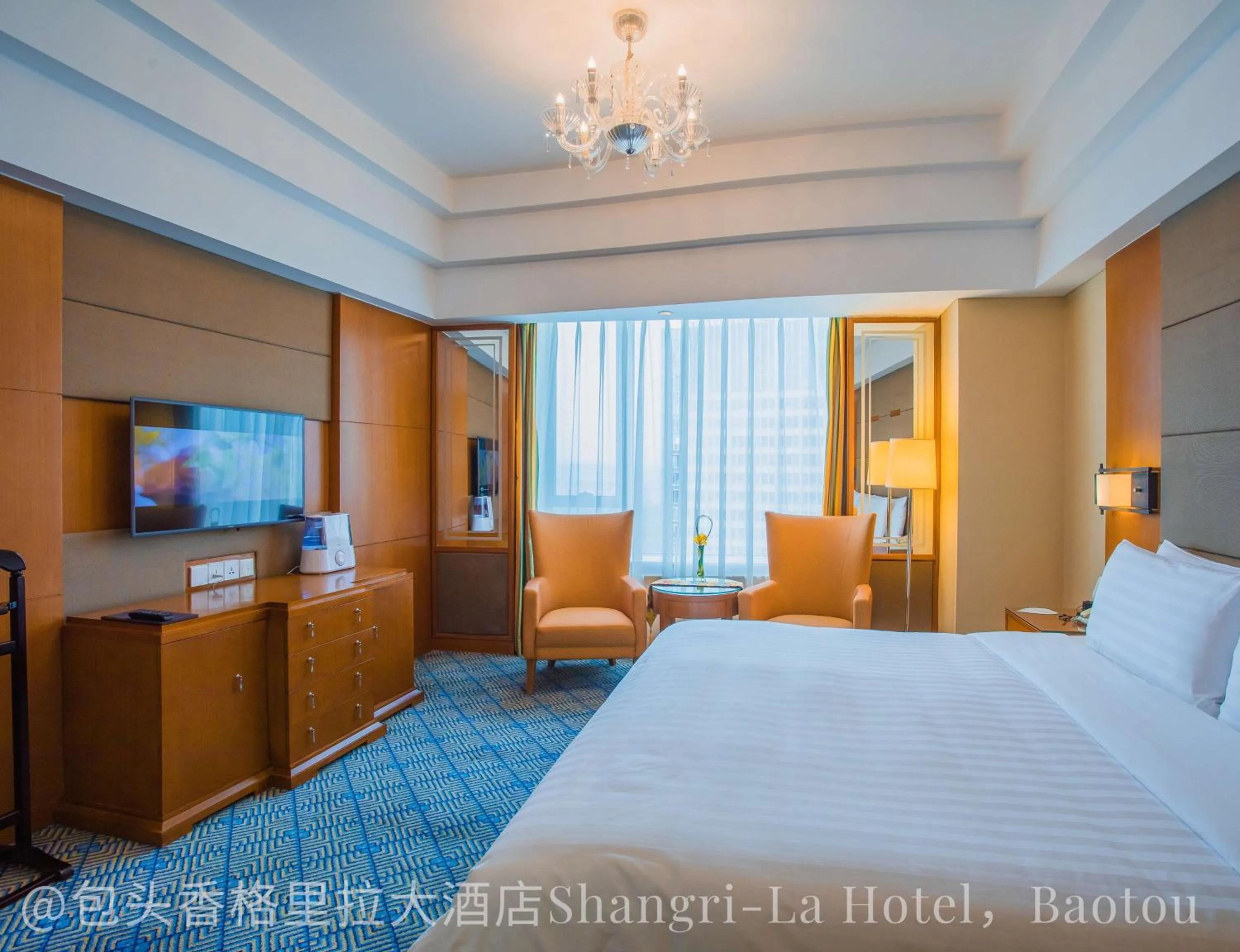 Photo of the whole room, Bed in Shangri-La Baotou