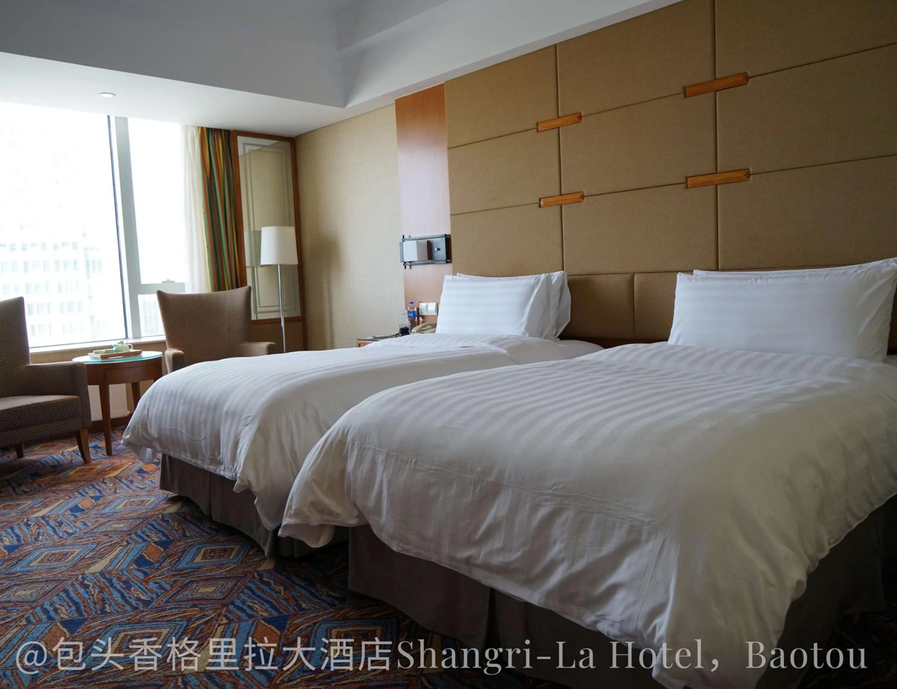 Photo of the whole room, Bed in Shangri-La Baotou