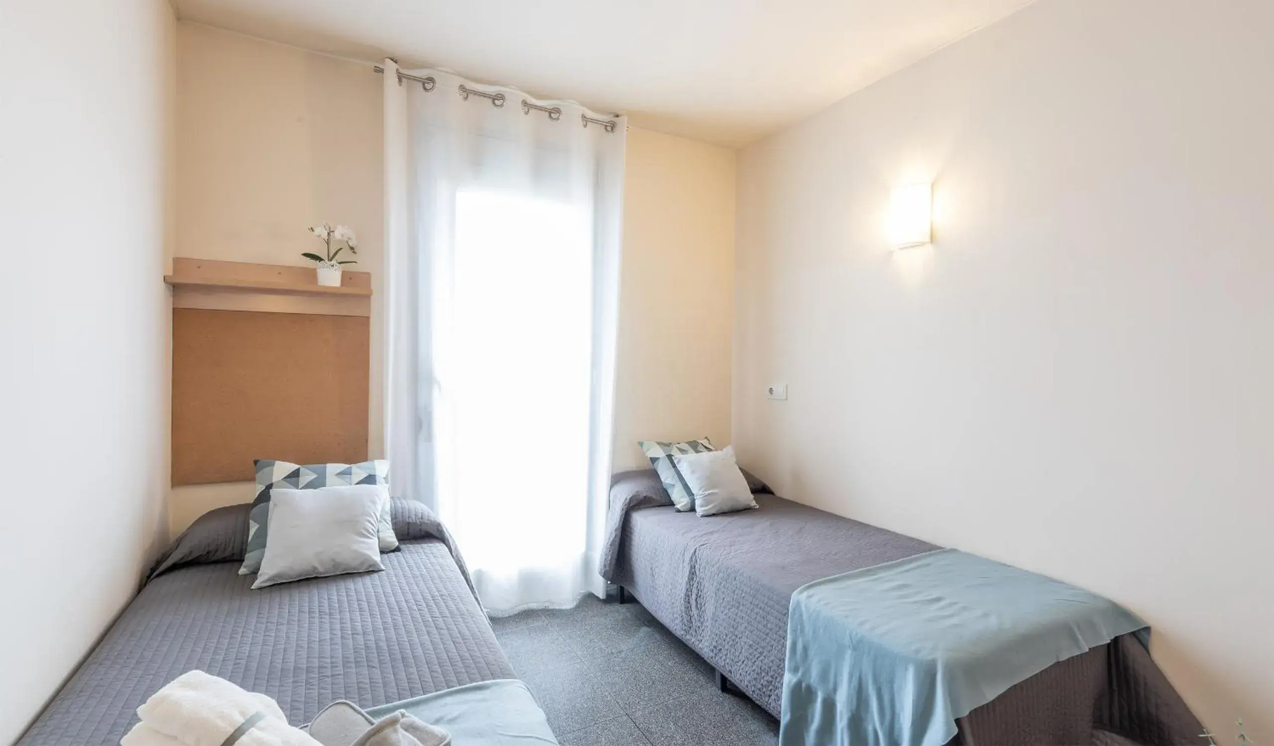 Basic Twin Room in Residencia Universitaria Resa Campus del Mar Basic Twin Room in Residencia Universitaria Resa Campus del Mar