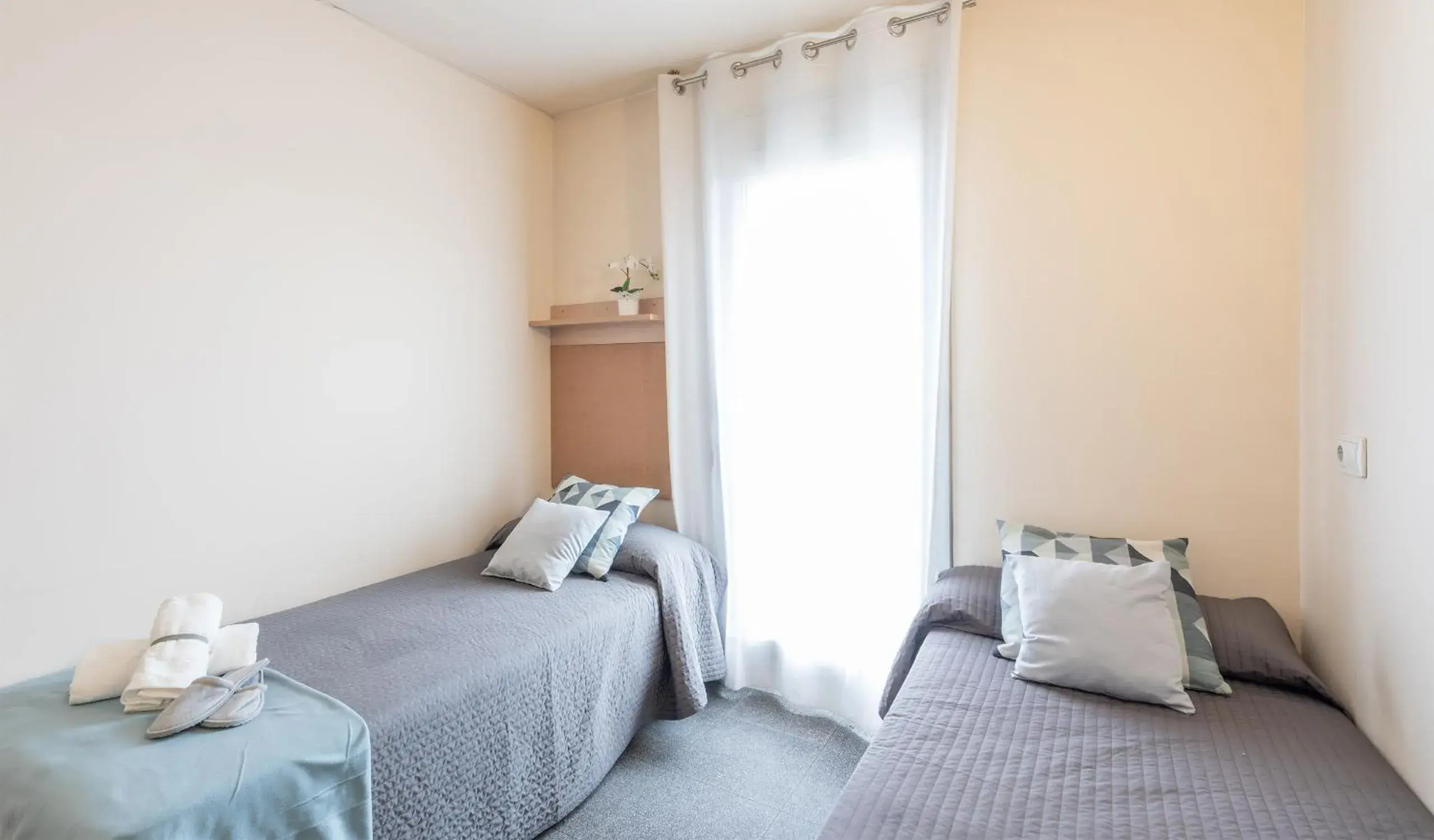 Basic Twin Room in Residencia Universitaria Resa Campus del Mar Basic Twin Room in Residencia Universitaria Resa Campus del Mar