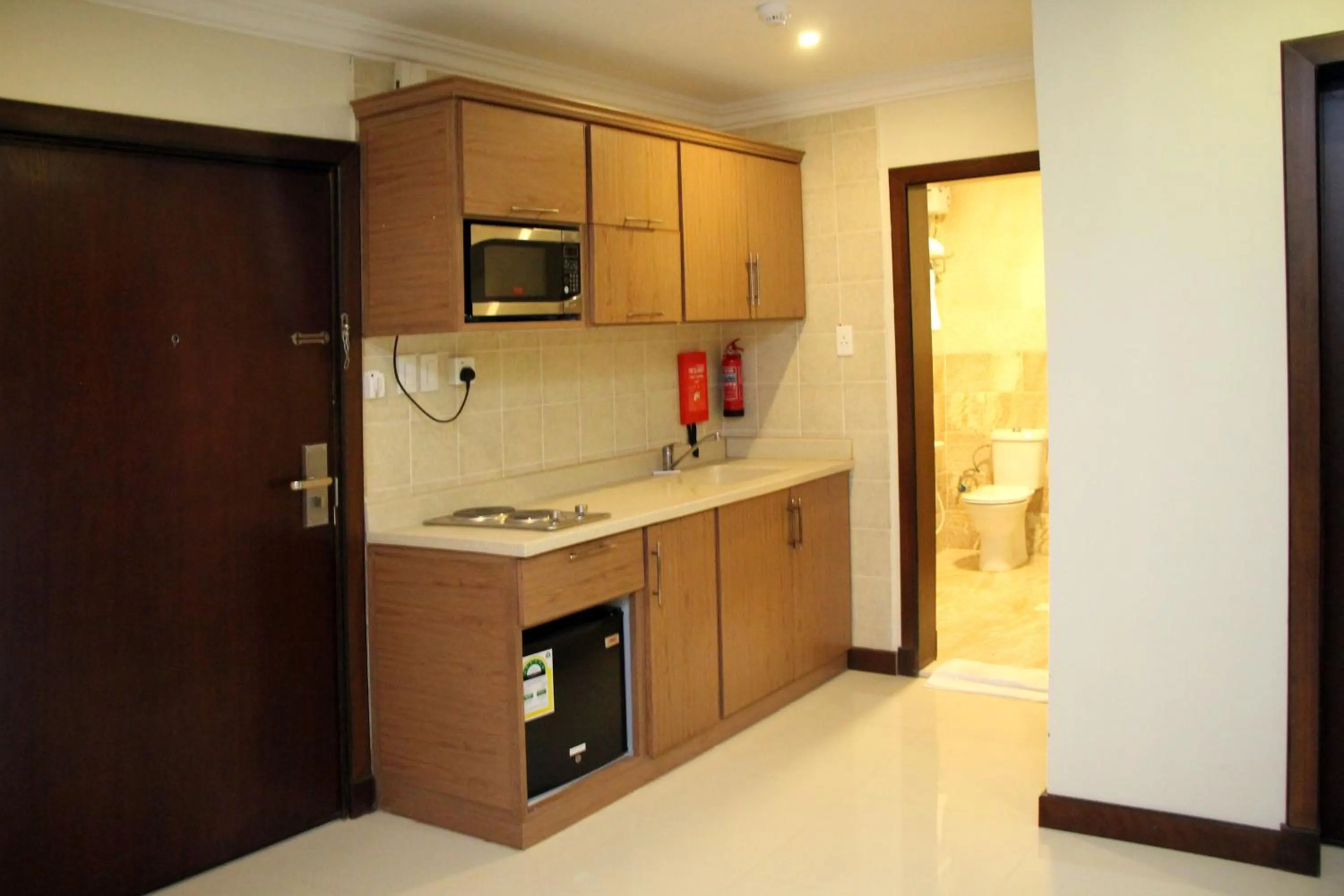 Kitchen or kitchenette in Almuhaidb Residence Al Jubail