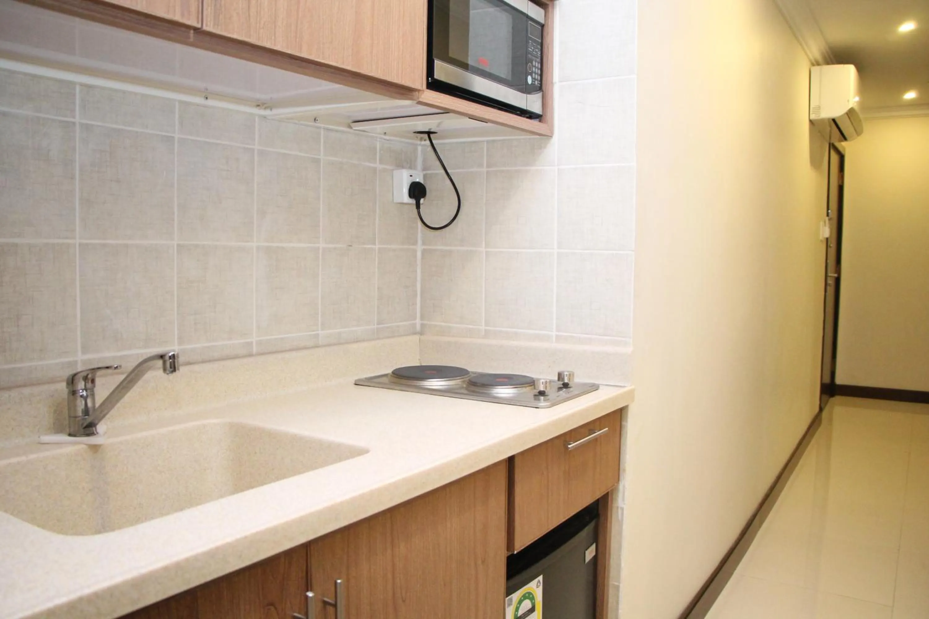 Kitchen or kitchenette in Almuhaidb Residence Al Jubail