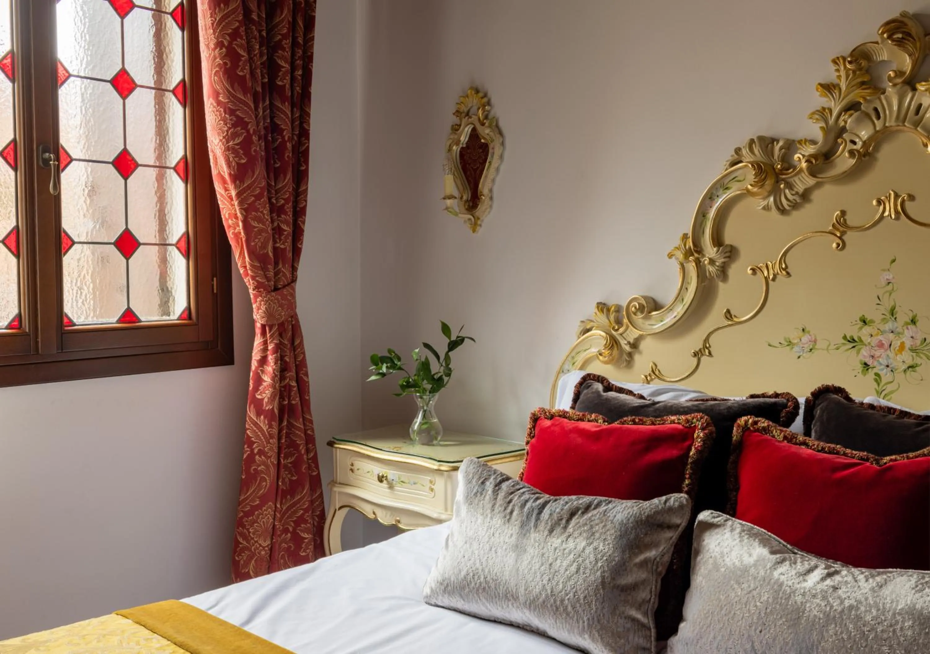 Decorative detail, Bed in Hotel La Residenza