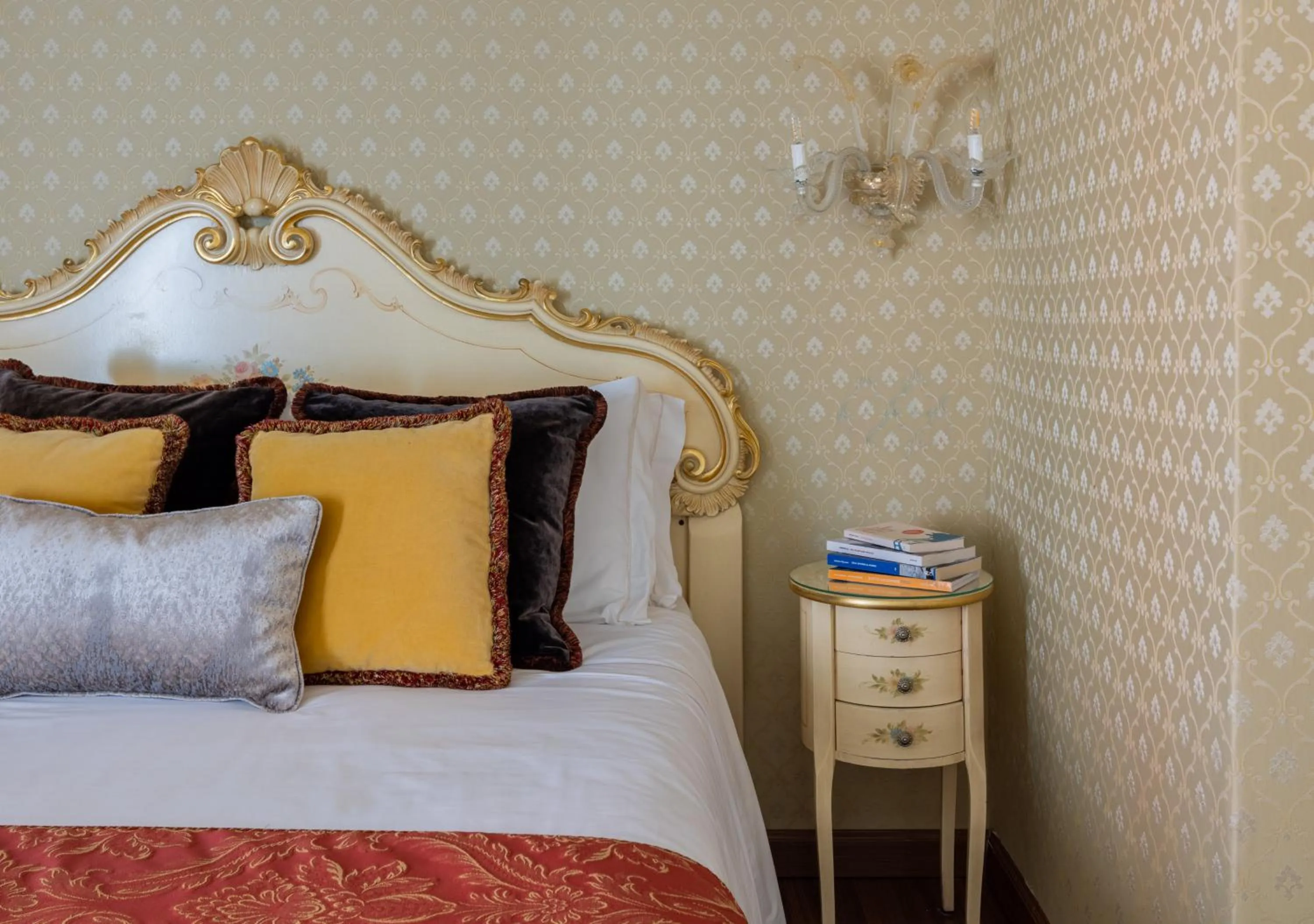 Decorative detail, Bed in Hotel La Residenza
