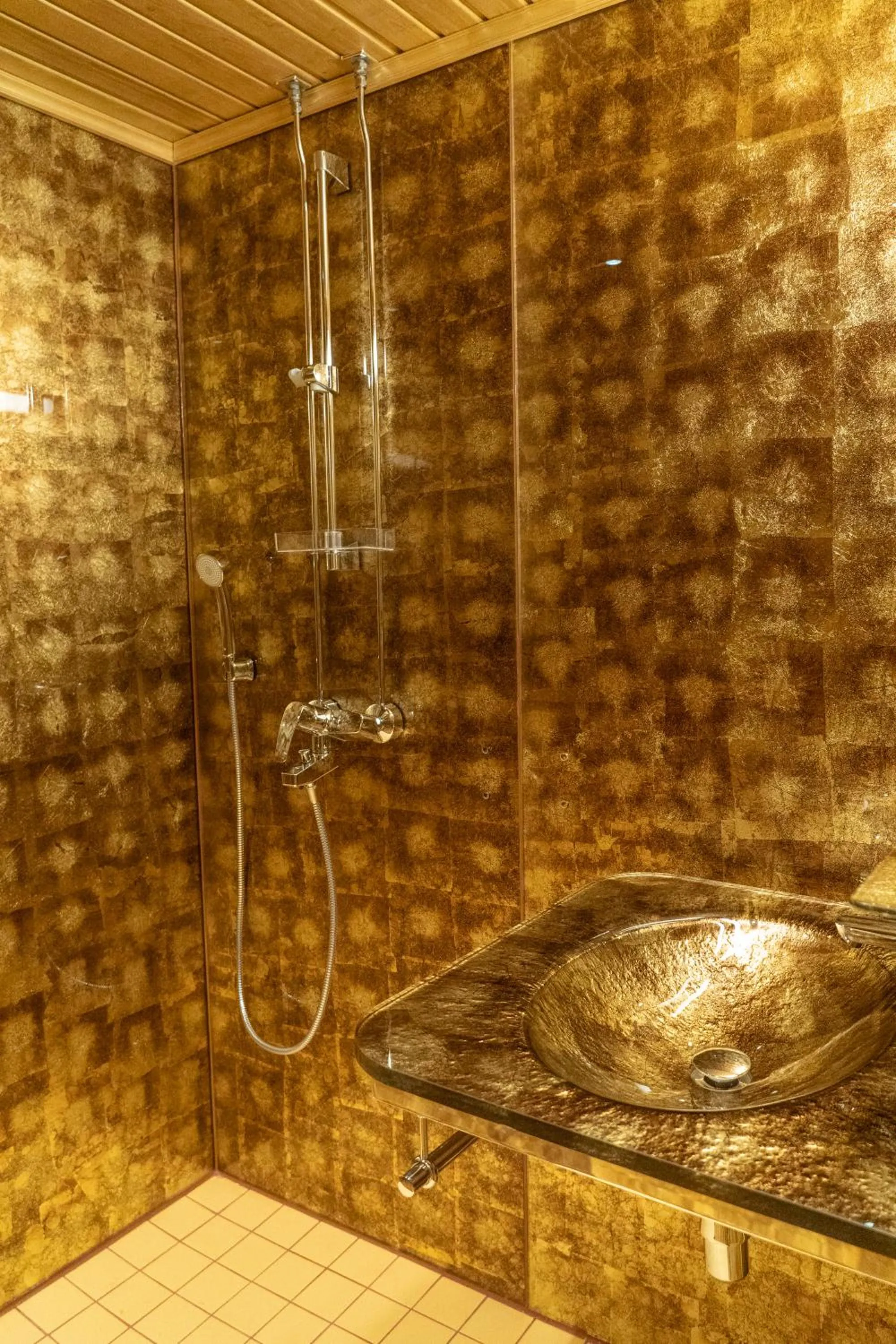 Bathroom in Kakslauttanen Arctic Resort - Igloos and Chalets