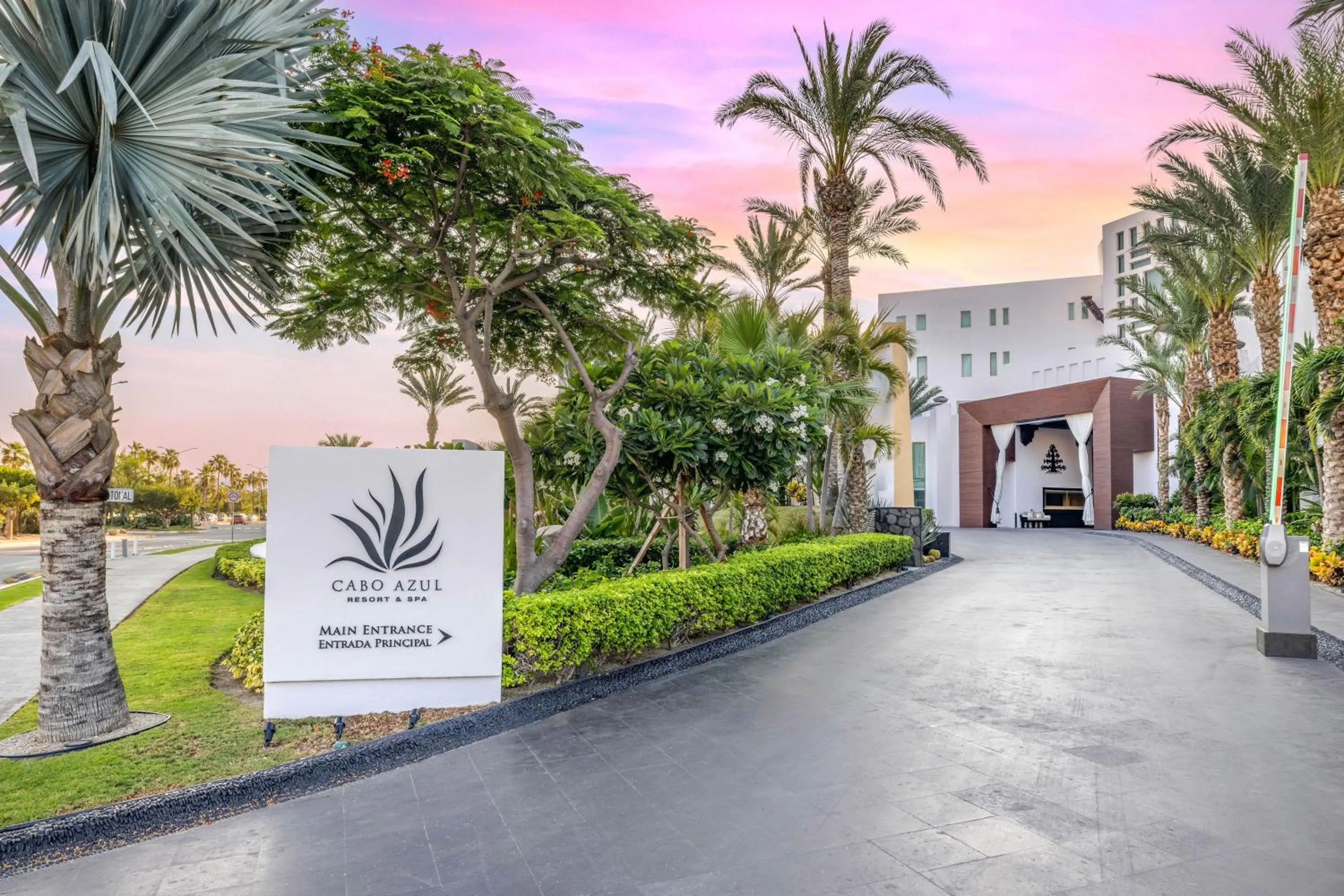 Property building in Hilton Vacation Club Cabo Azul Los Cabos