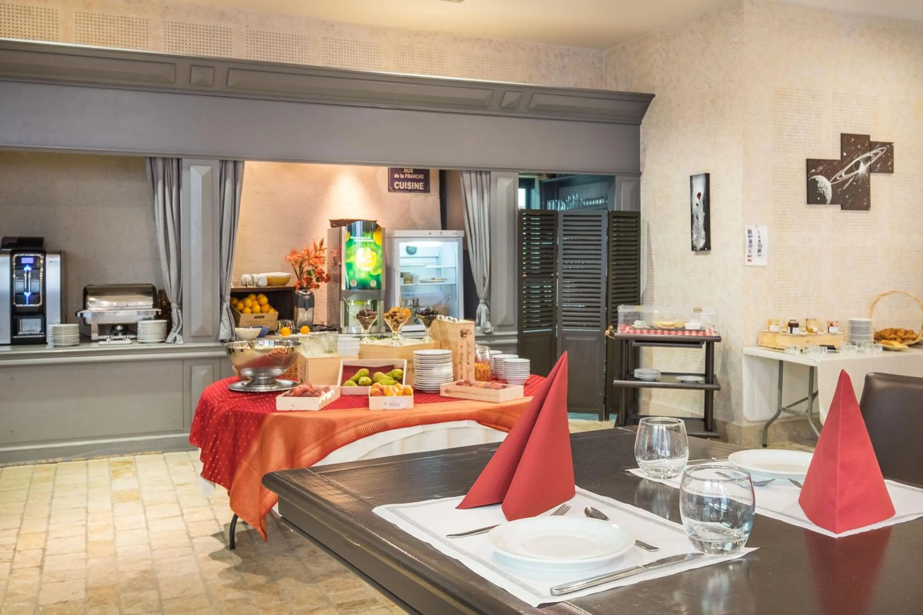 Restaurant/places to eat in Hôtel & Spa du Domaine des Thômeaux, The Originals Relais