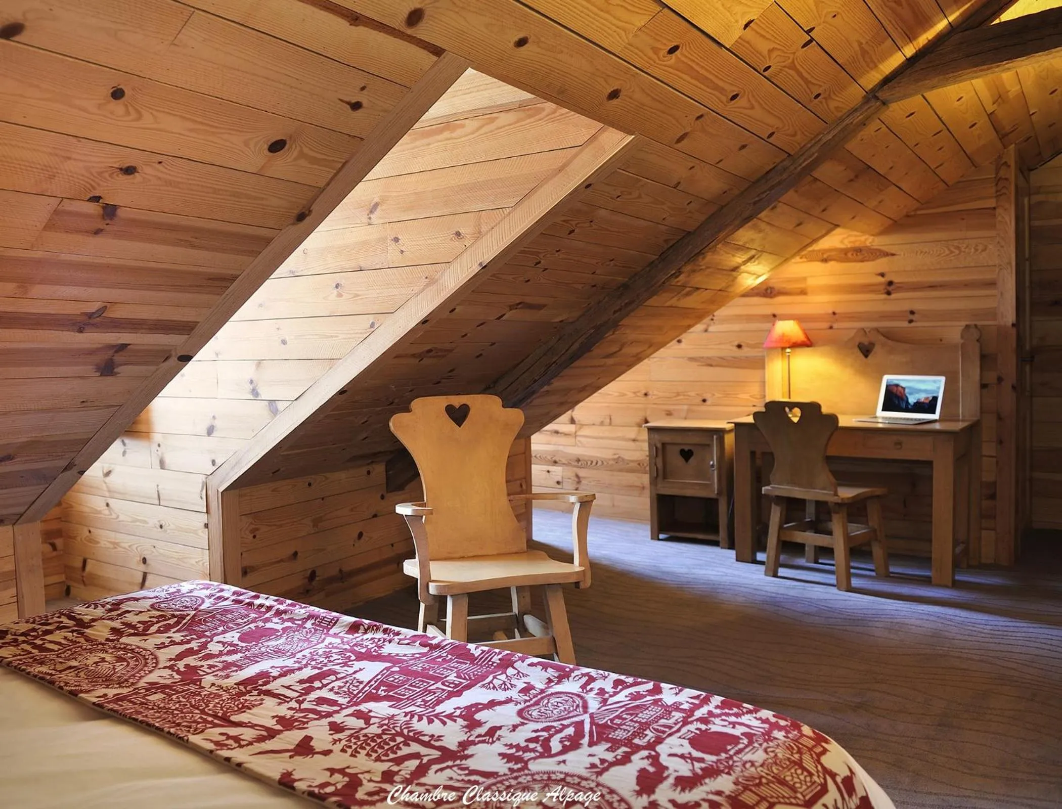 Decorative detail, Bed in Hôtel & Spa du Domaine des Thômeaux, The Originals Relais