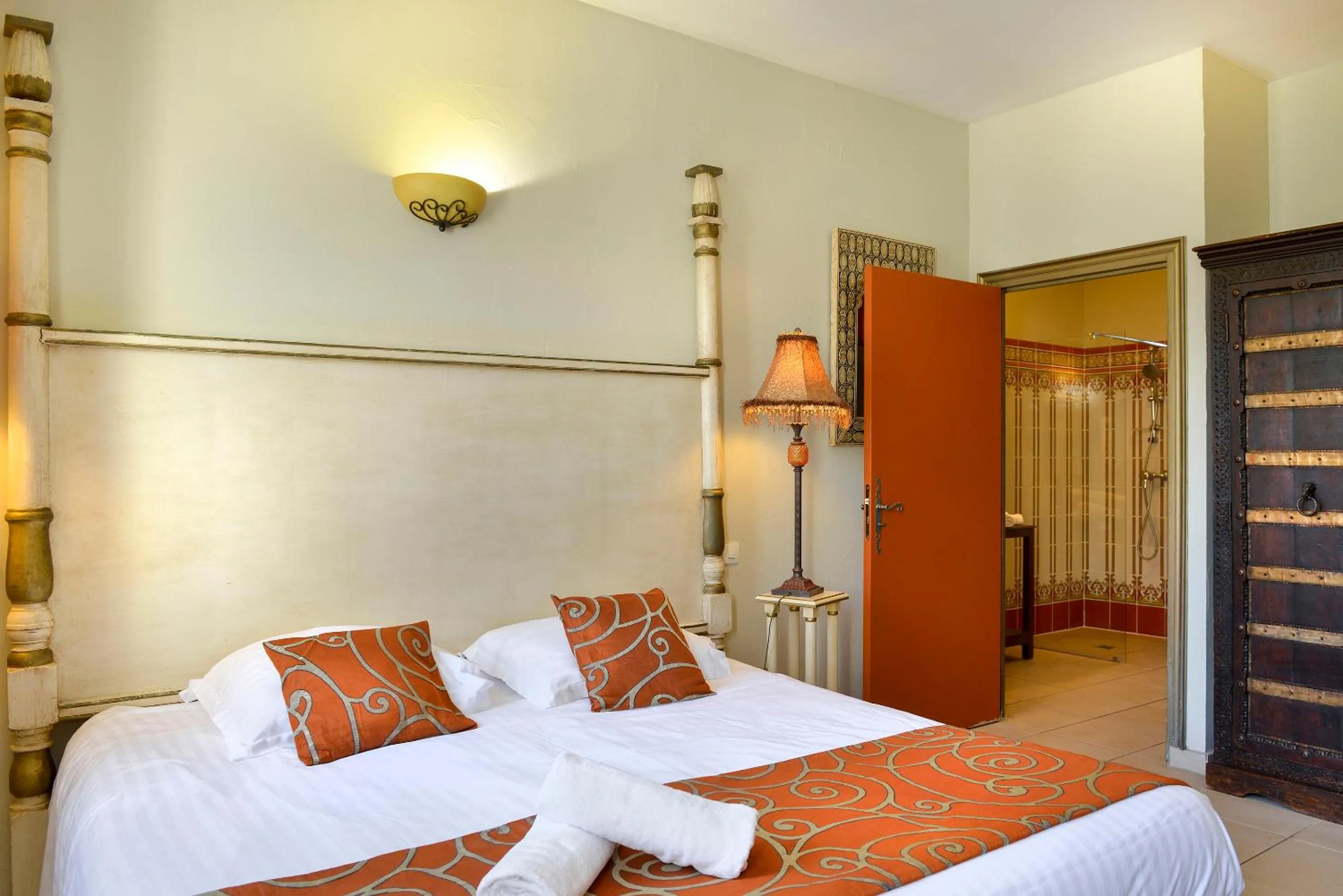 Bed in Hôtel & Spa du Domaine des Thômeaux, The Originals Relais