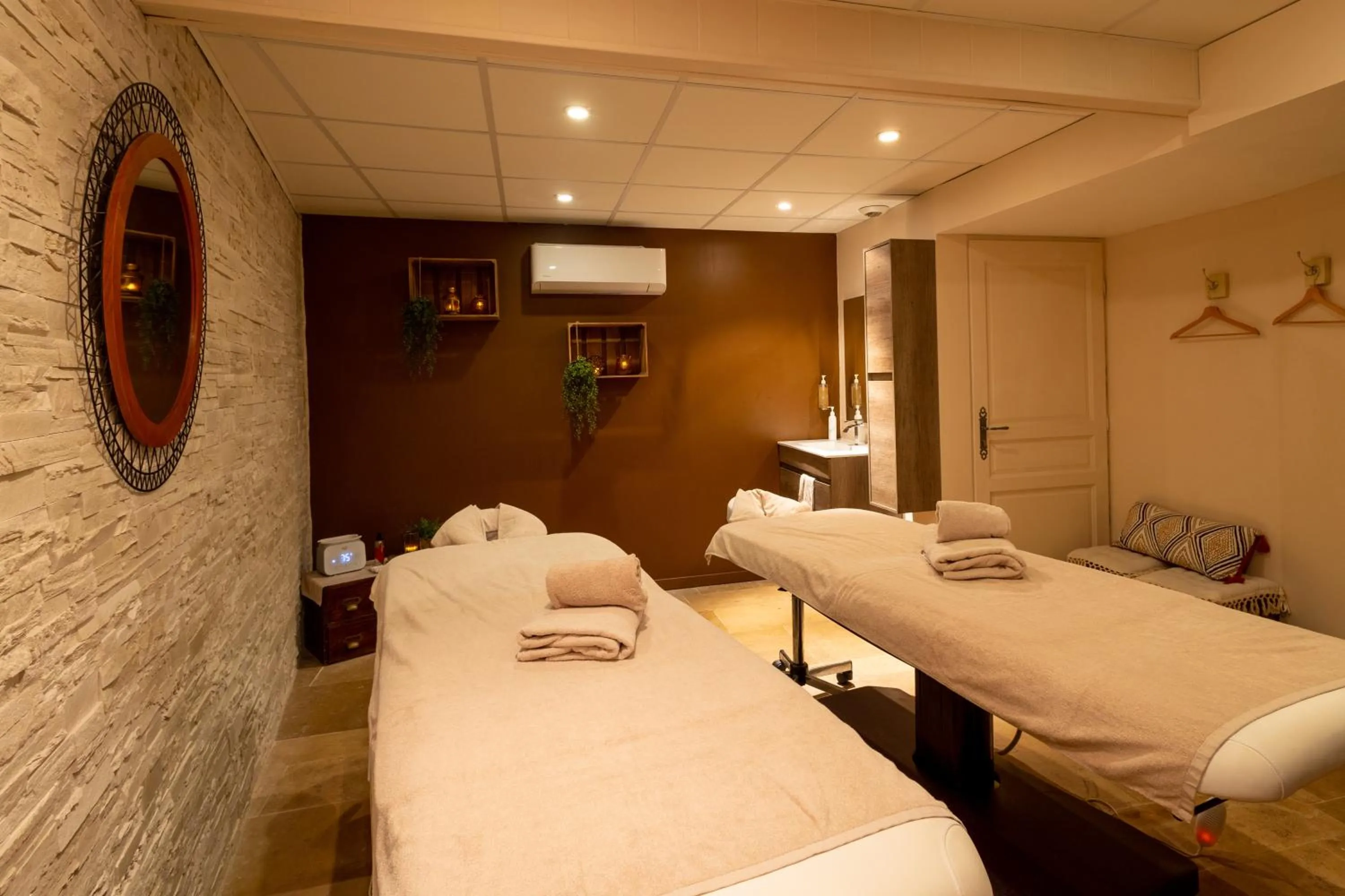 Bed in Hôtel & Spa du Domaine des Thômeaux, The Originals Relais